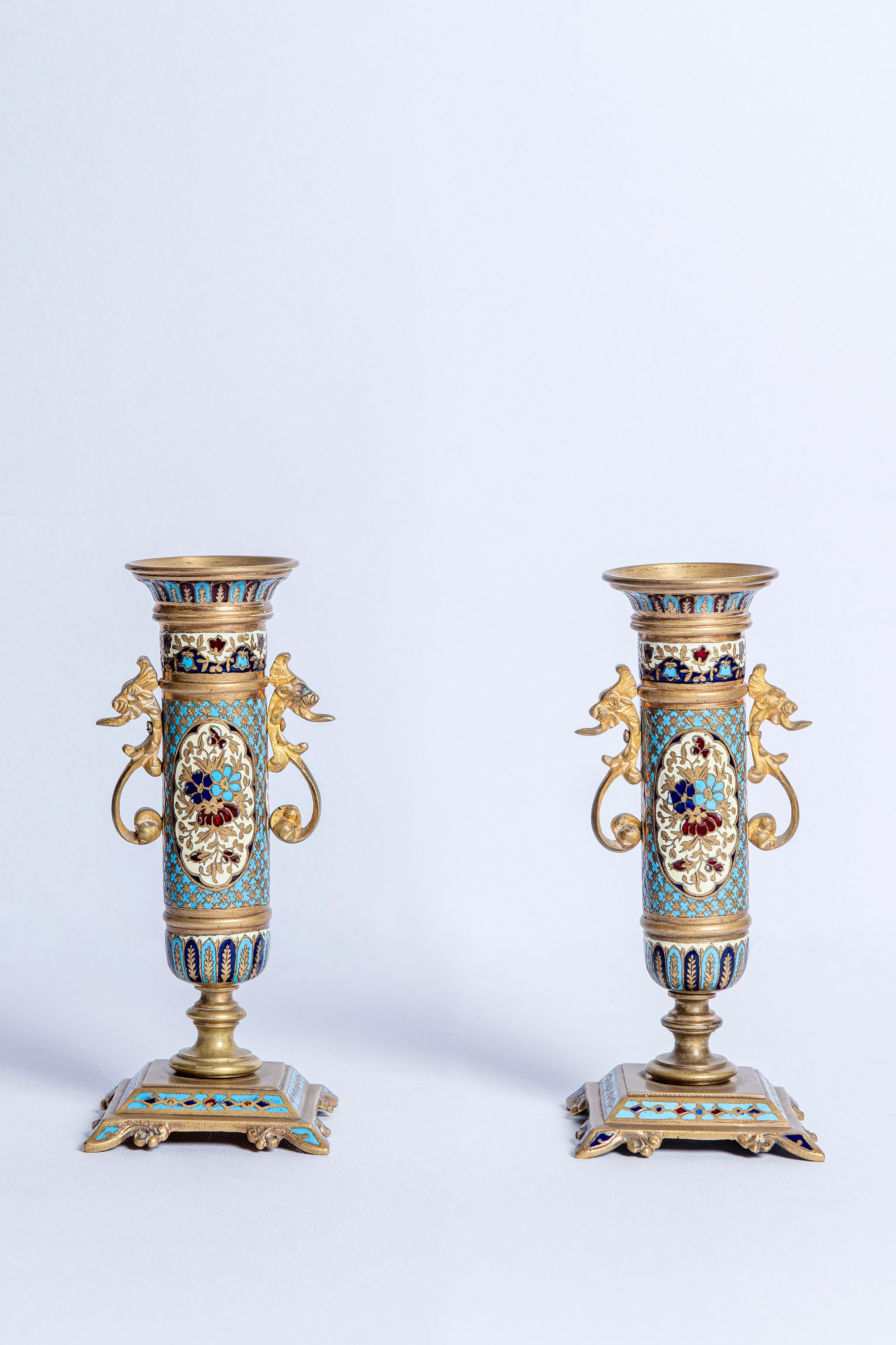Set aus einem Paar Closionne-Kerzenleuchter und einem Bilderrahmen:: Frankreich:: um 1890 (Cloisonné) im Angebot