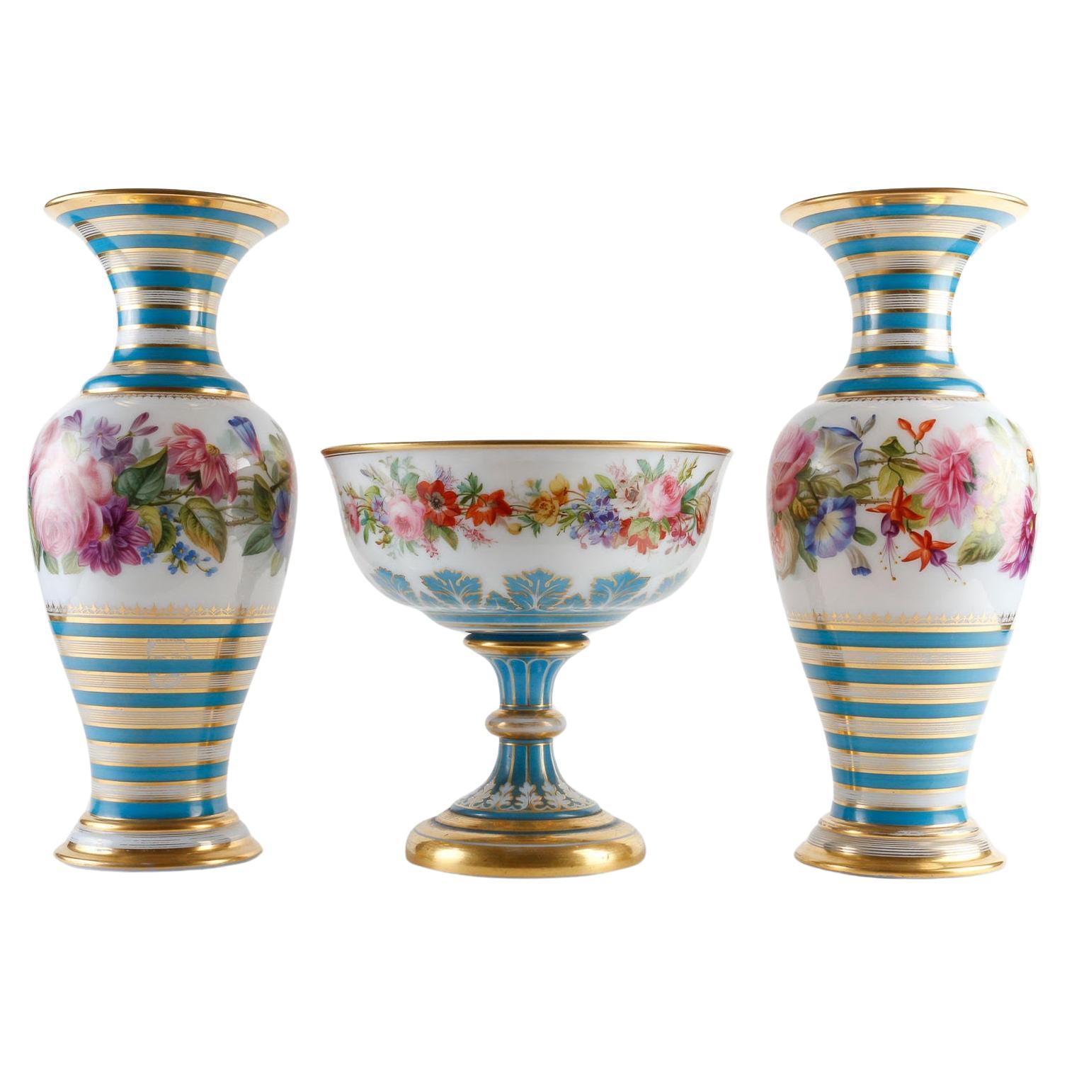 Ensemble de deux vases et une tasse en opaline de Baccarat