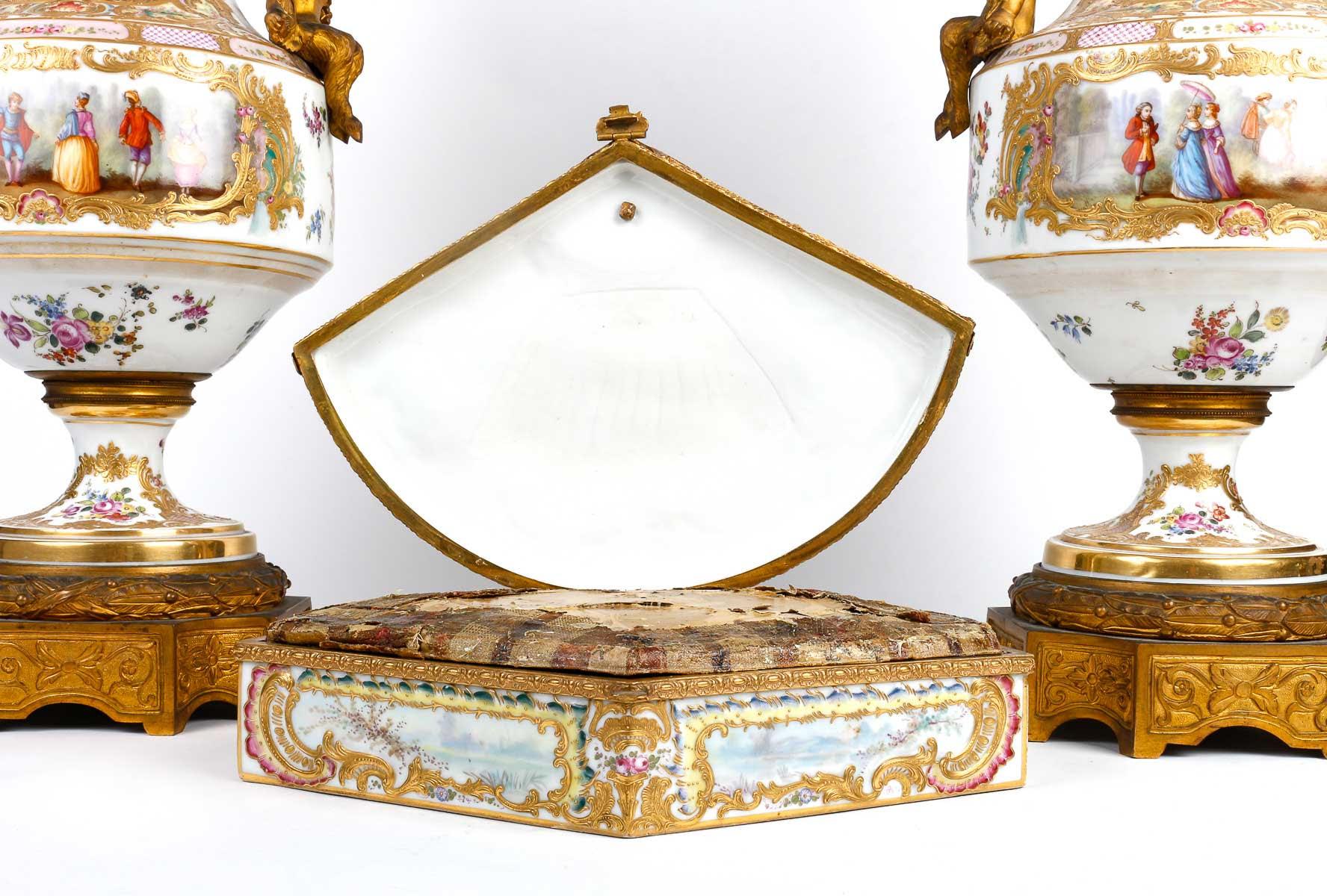 Set of a Pair of Vases and a Fan Shaped Box, 19th Century. In Good Condition In Saint-Ouen, FR
