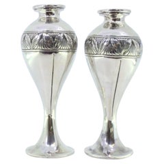 Set of a pair of vases with raised bands resting on smooth circular bases