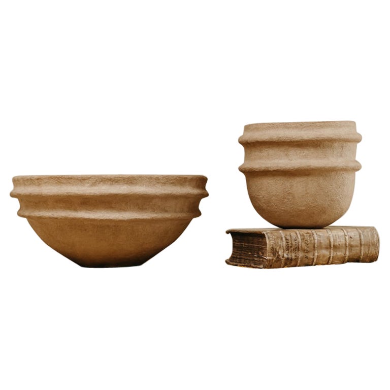ein Set aus einer großen und einer kleinen Pappmaché-Schale/Vase/Jardinière
