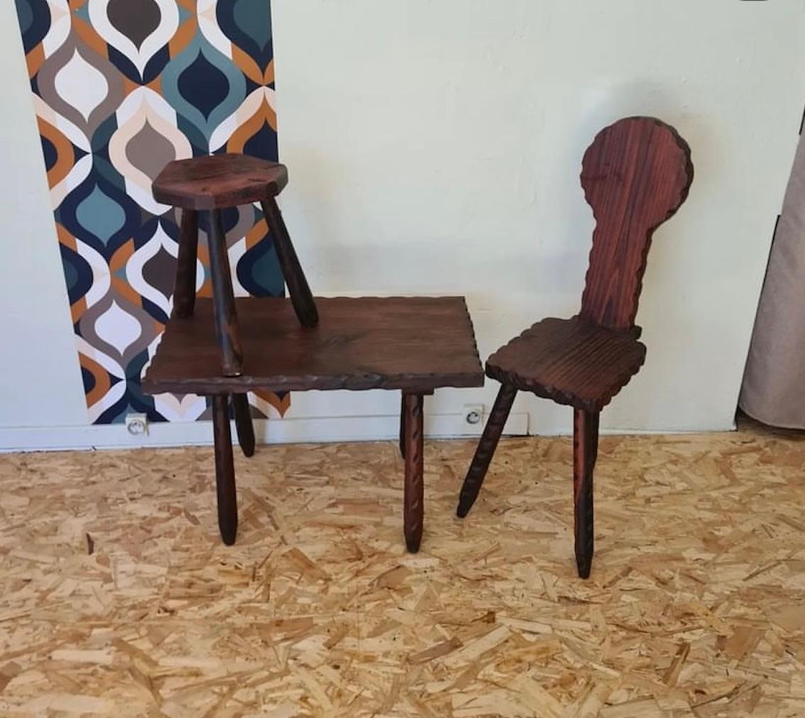 Charmant ensemble comprenant une petite table, un tabouret et une chaise de traite en pin rustique. Parfait pour les amateurs de meubles authentiques et douillets, cet ensemble incarne le charme rustique et l'artisanat traditionnel.

Fabriquées en