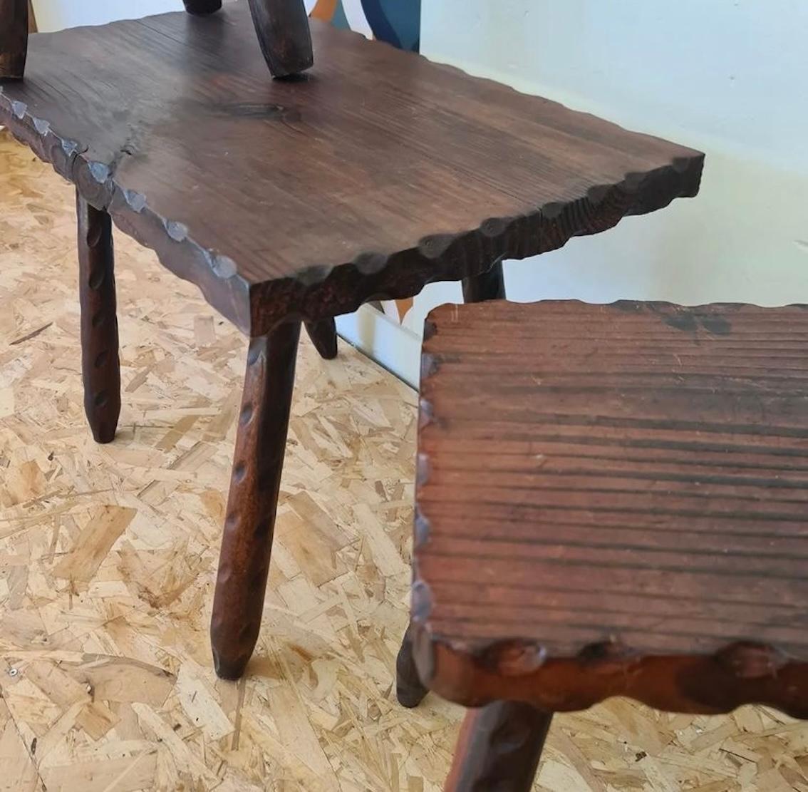 Milieu du XXe siècle Ensemble de table, chaise et tabouret rustique en vente