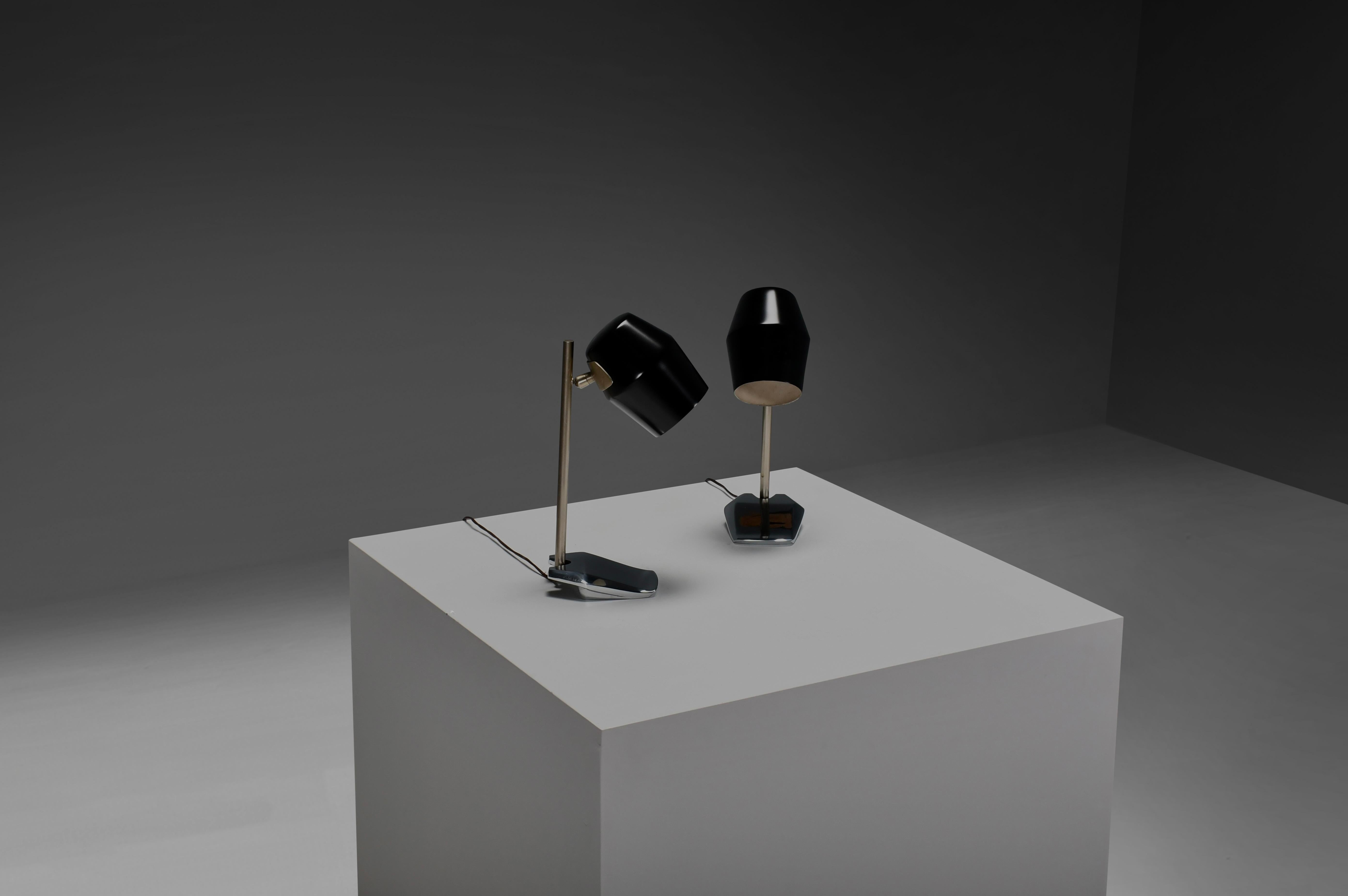 Lampes de table élégantes et intemporelles en très bon état.

Conçu par Oscar Torlasco 

Fabriqué par Lumi Milano dans les années 1950 

La structure raffinée des lampes est un mélange harmonieux de formes primaires : un abat-jour laqué noir et un