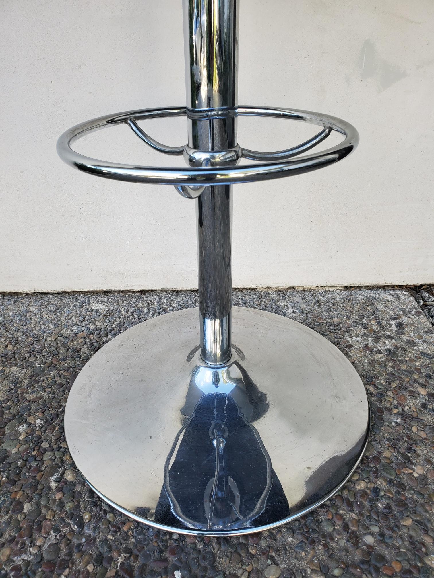 Stunning chrome stem with fiber glass top cocktail tables with adjustable height. 

Measures: diameter 23 x height shortest length 35
Full height 43.5.