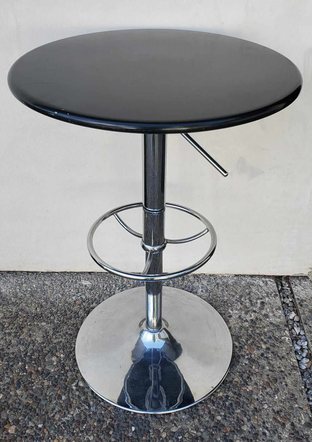 Set of Adjustable Contemporary Modern Cocktail Chrome Cocktail Tables In Good Condition For Sale In Pasadena, CA