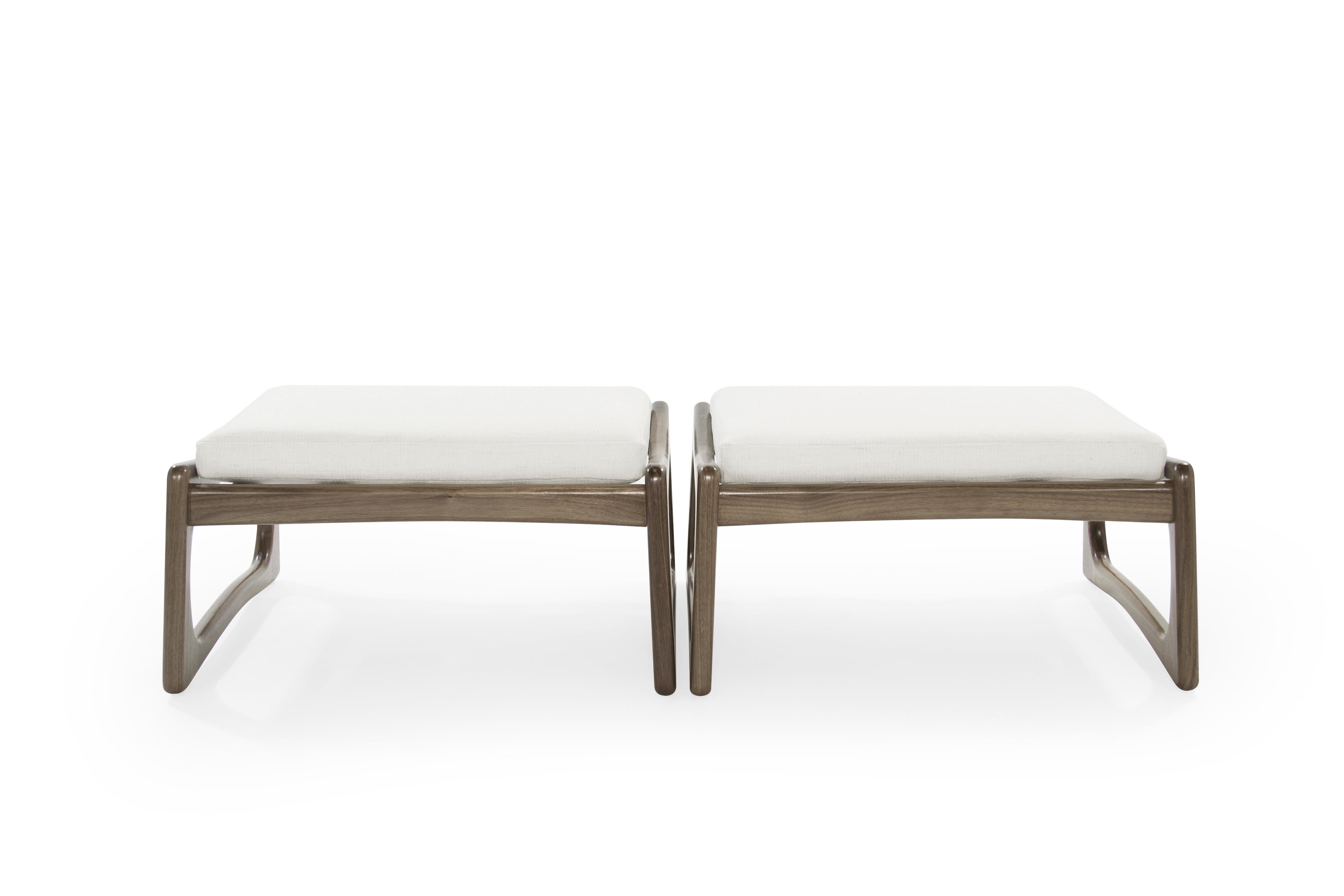 Set of matching benches designed by Adrian Pearsall for Craft Associates, circa 1950s.

Sculptural walnut framing fully restored, re-upholstered in ivory twill by Holly Hunt.


   