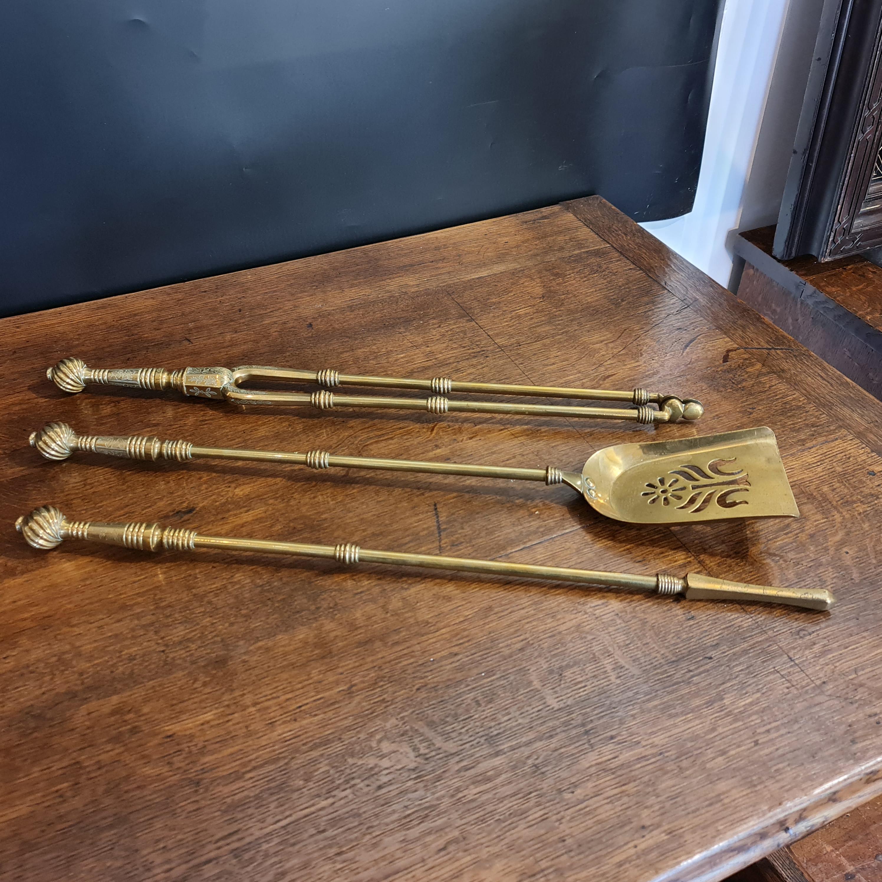Elegante set di utensili da fuoco dell'Aesthetic Movement con decorazioni incise del 1880 circa.