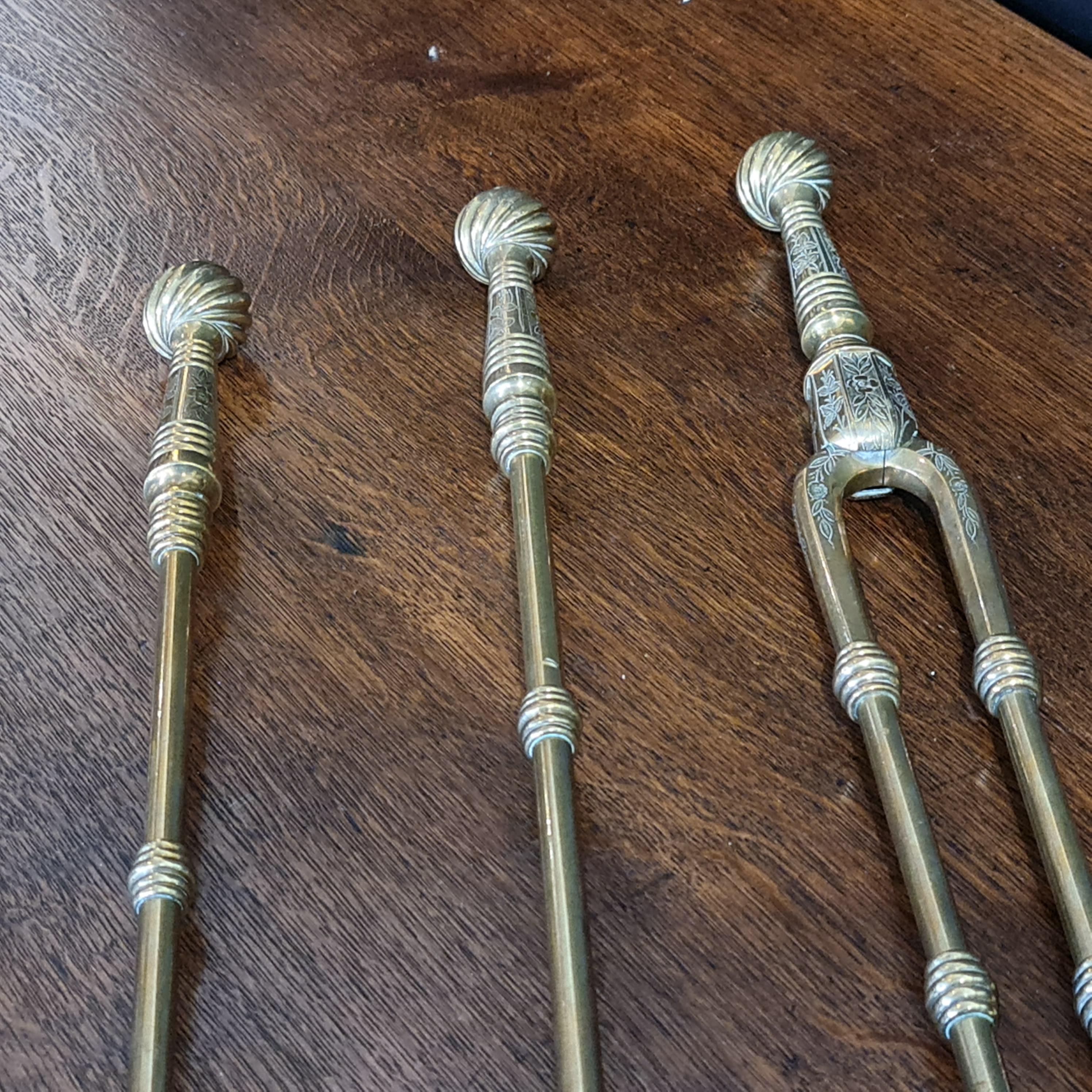 XIX secolo Set di strumenti per il fuoco in ottone Aesthetic Movement in vendita