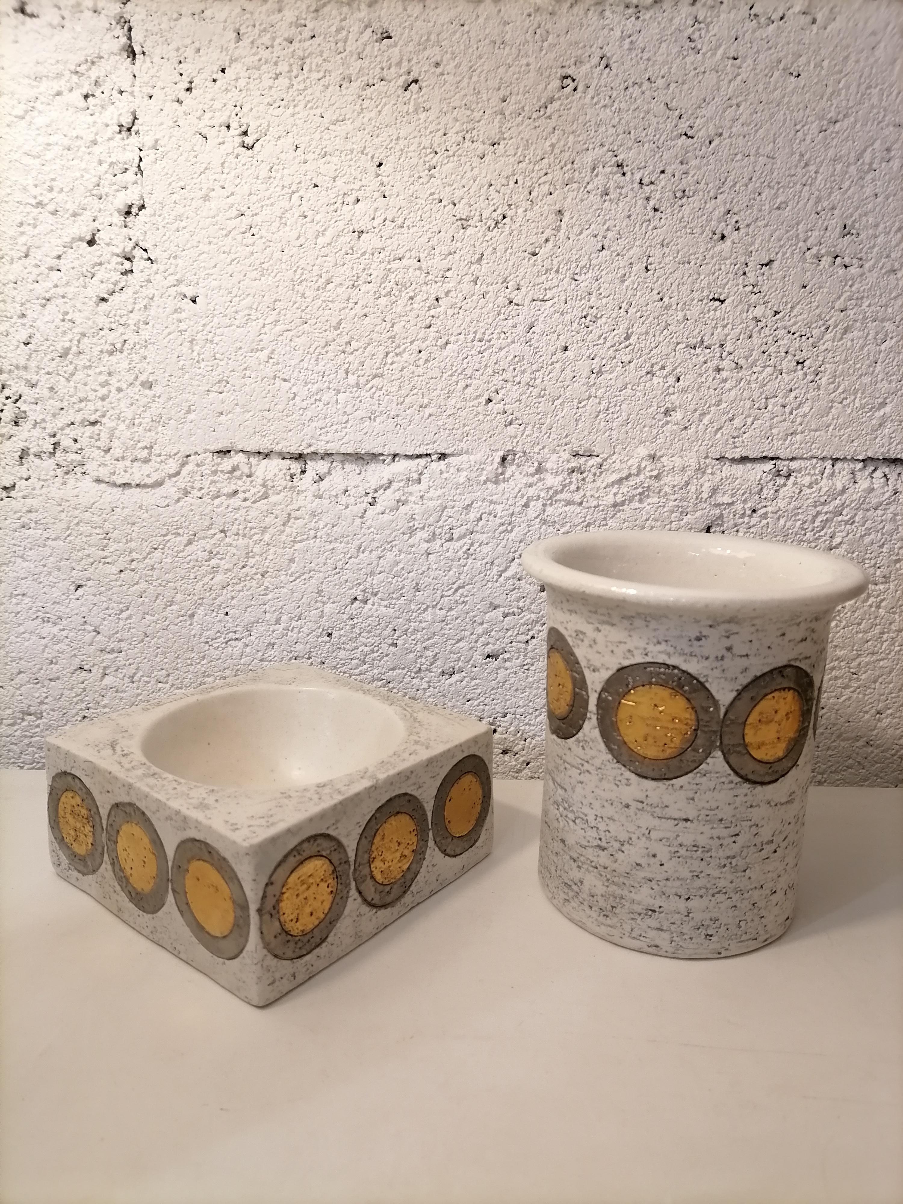 Set of Aldo Londi ceramic pottery vase by Bitossi

A set of 2 midcentury ceramic, one ashtray and one vase

Made in Italy in 1960 by Aldo Londi for Bitossi

Decor with rings of gold and silver 

Measures: Height : 13cm and 4cm
Width : 11cm