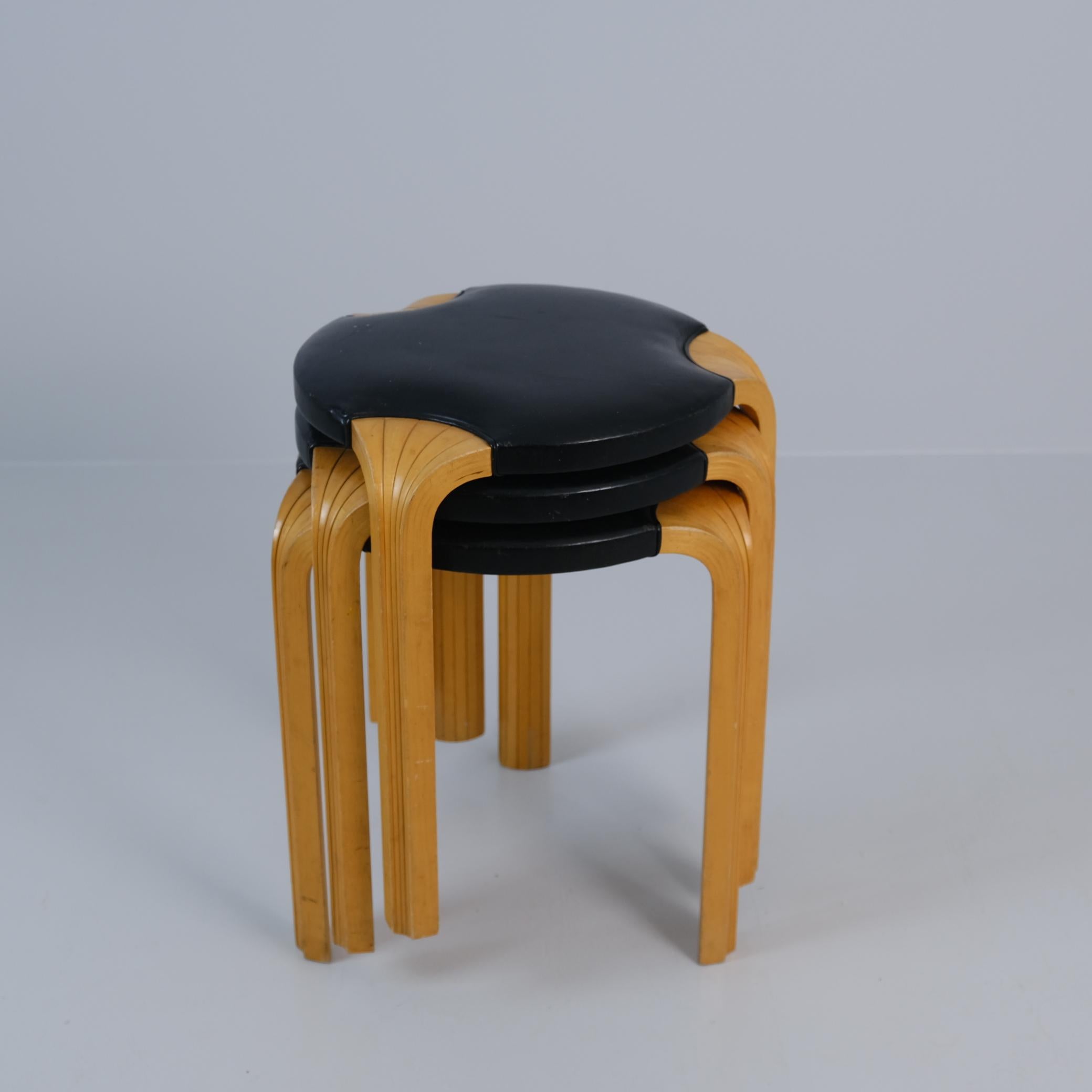 Set of Alvar Aalto Stool X600 in Birch and Original Black Leather, Artek, 1960s in vendita 5