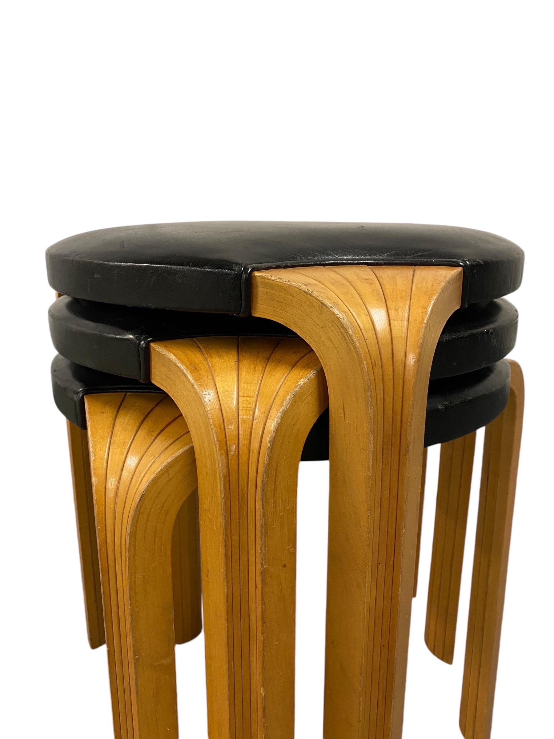 Un set di 3 bellissimi sgabelli modello X600 disegnati da Alvar Aalto per Artek negli anni '60 in Finlandia. Anche se semplici, questi sgabelli sono caratterizzati da una grande qualità e attenzione ai dettagli. La gamba a X, meno comune, con il pad