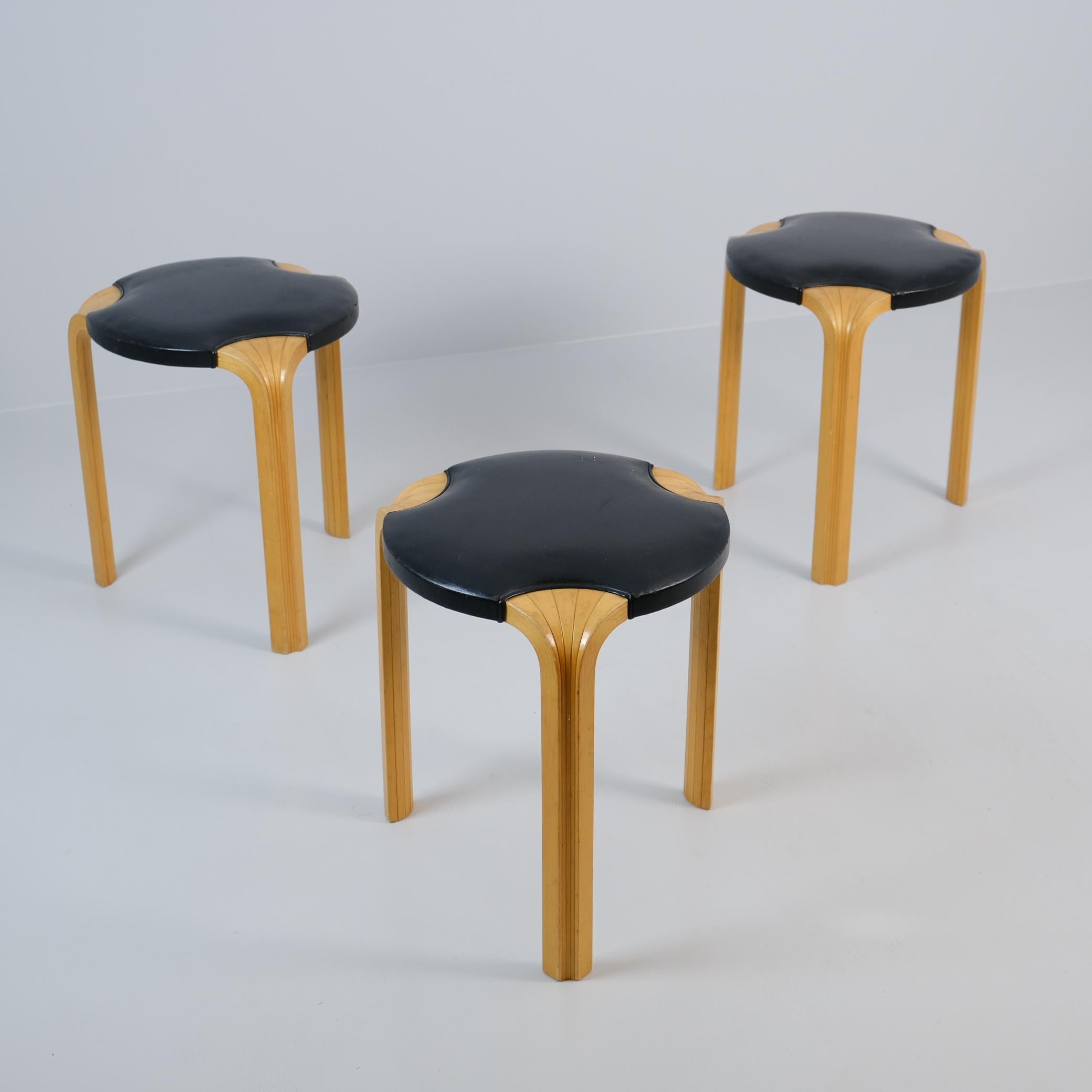 Un set di 3 bellissimi sgabelli modello X600 disegnati da Alvar Aalto per Artek negli anni '60 in Finlandia. Anche se semplici, questi sgabelli sono caratterizzati da una grande qualità e attenzione ai dettagli. La gamba a X, meno comune, con il pad