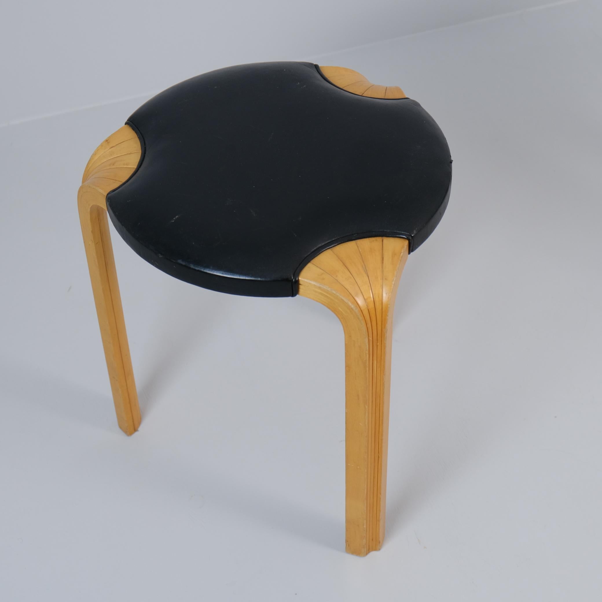 Finlandese Set of Alvar Aalto Stool X600 in Birch and Original Black Leather, Artek, 1960s in vendita