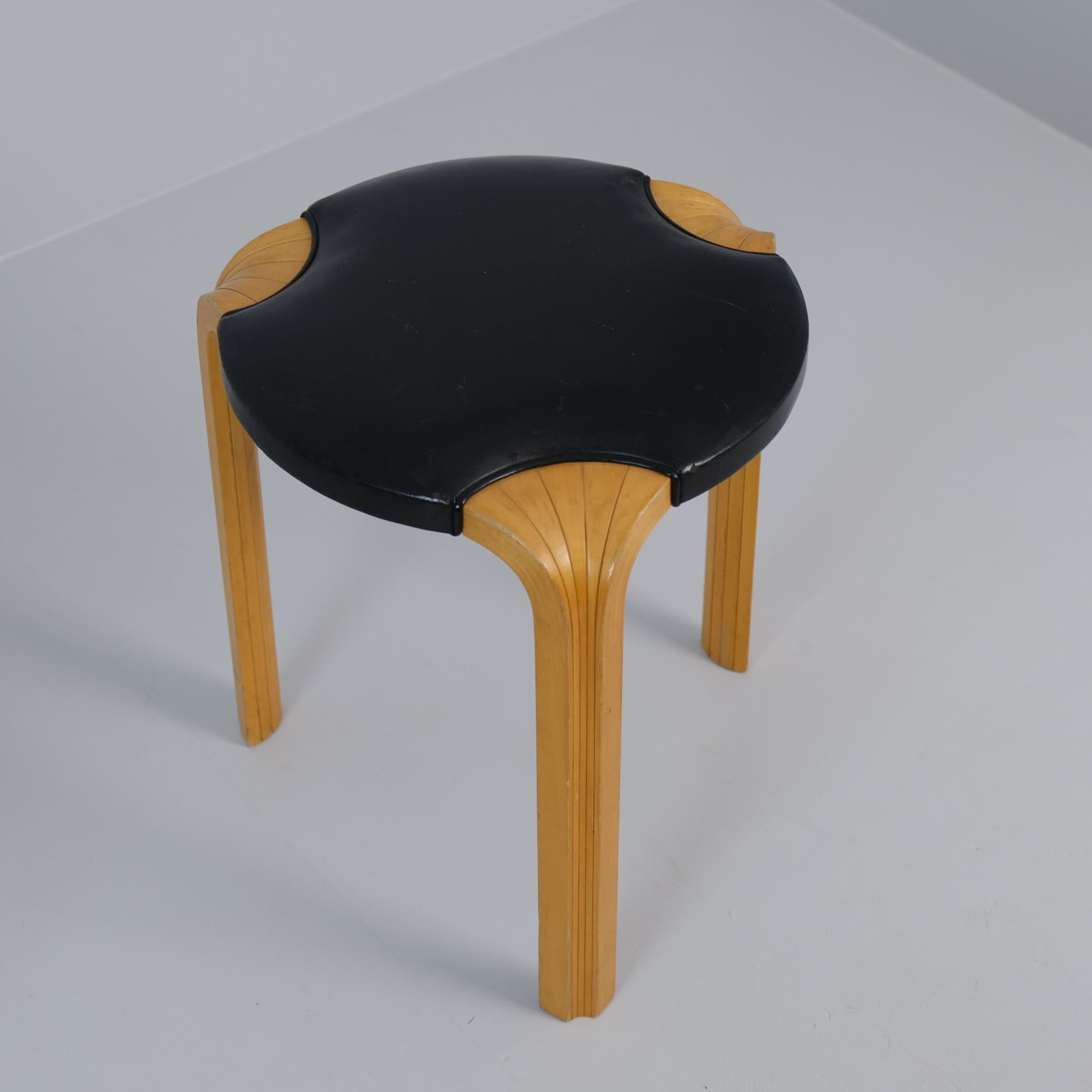 Set of Alvar Aalto Stool X600 in Birch and Original Black Leather, Artek, 1960s In condizioni buone in vendita a Helsinki, FI