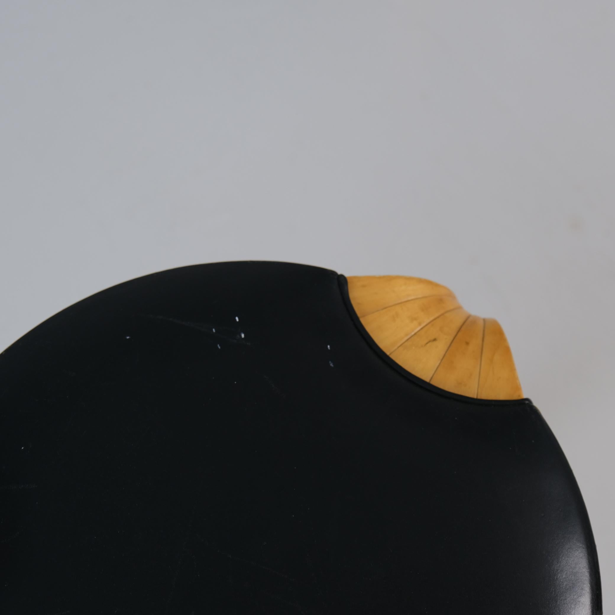 Metà XX secolo Set of Alvar Aalto Stool X600 in Birch and Original Black Leather, Artek, 1960s in vendita