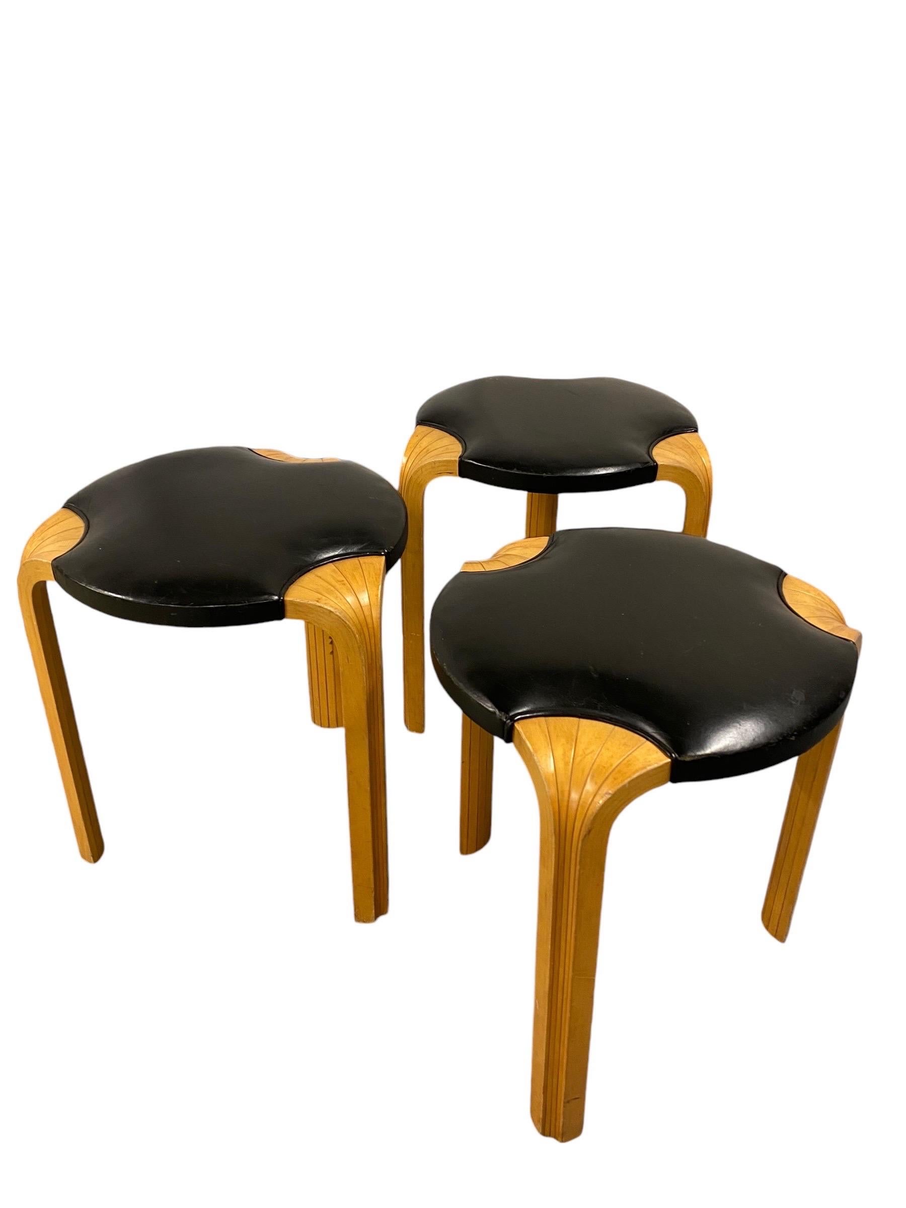 Set of Alvar Aalto Stool X600 in Birch and Original Black Leather, Artek, 1960s in vendita 1