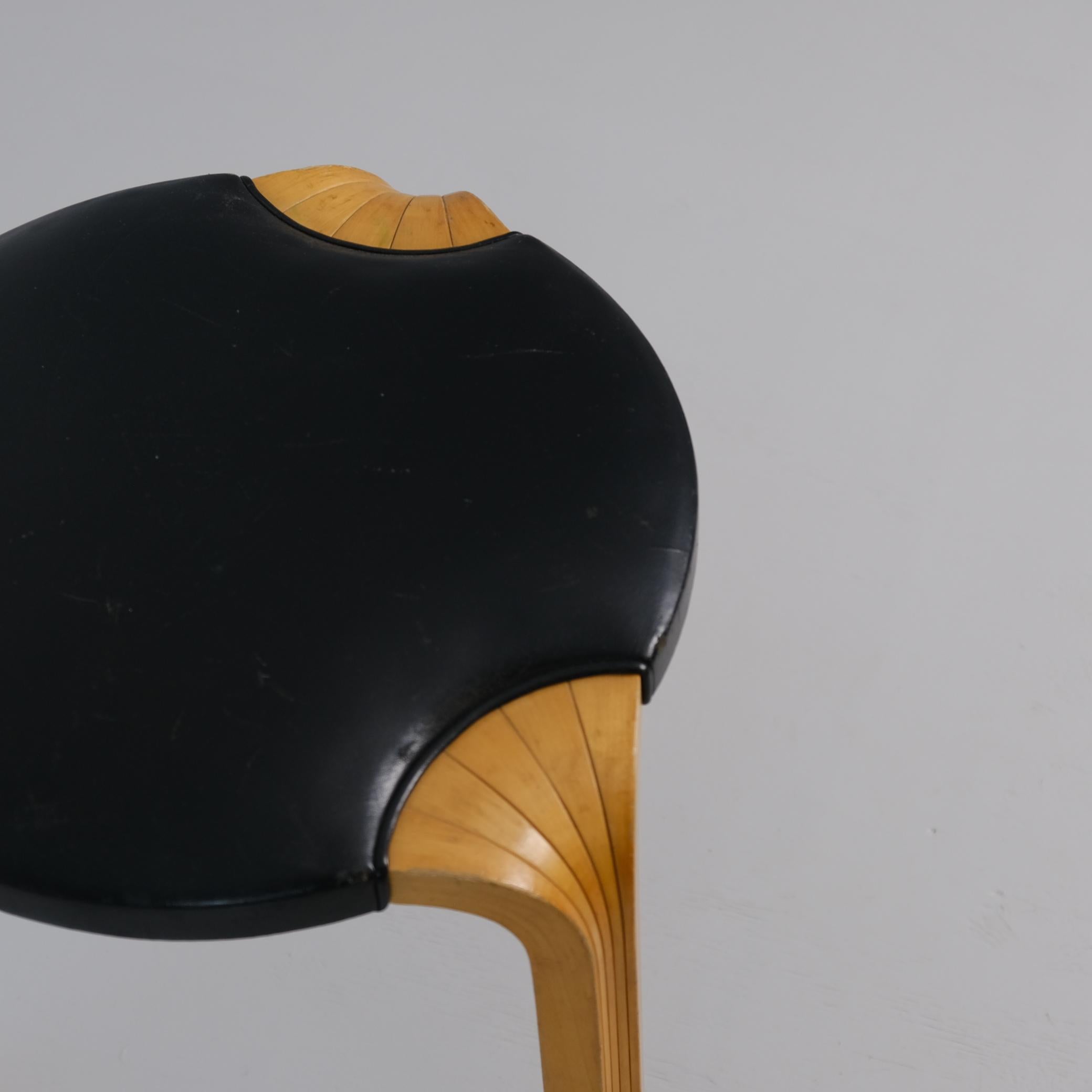 Set of Alvar Aalto Stool X600 in Birch and Original Black Leather, Artek, 1960s in vendita 1