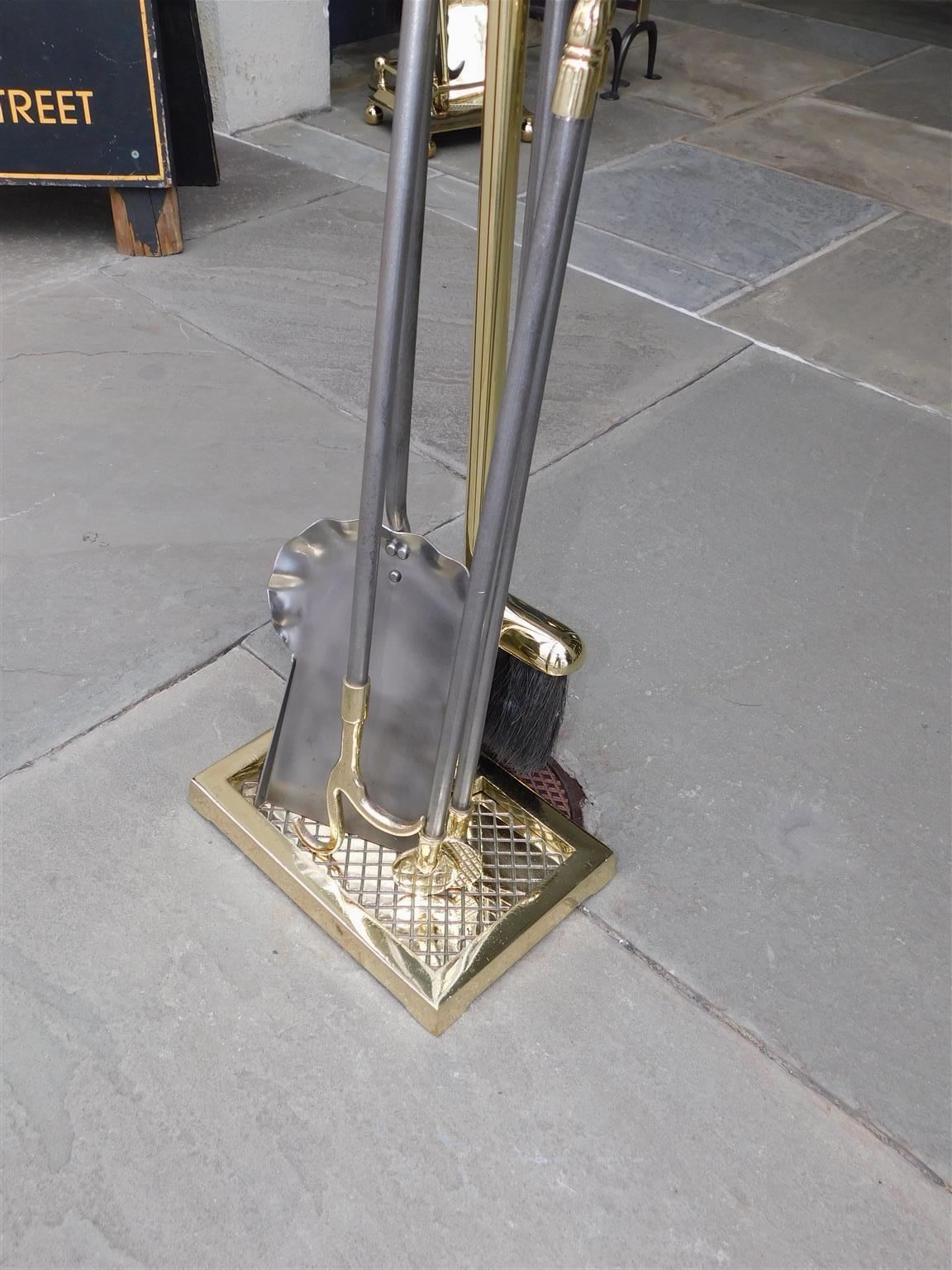 Moulage Ensemble d'outils de cheminée américains en laiton et acier poli sur pied, 19ème siècle en vente