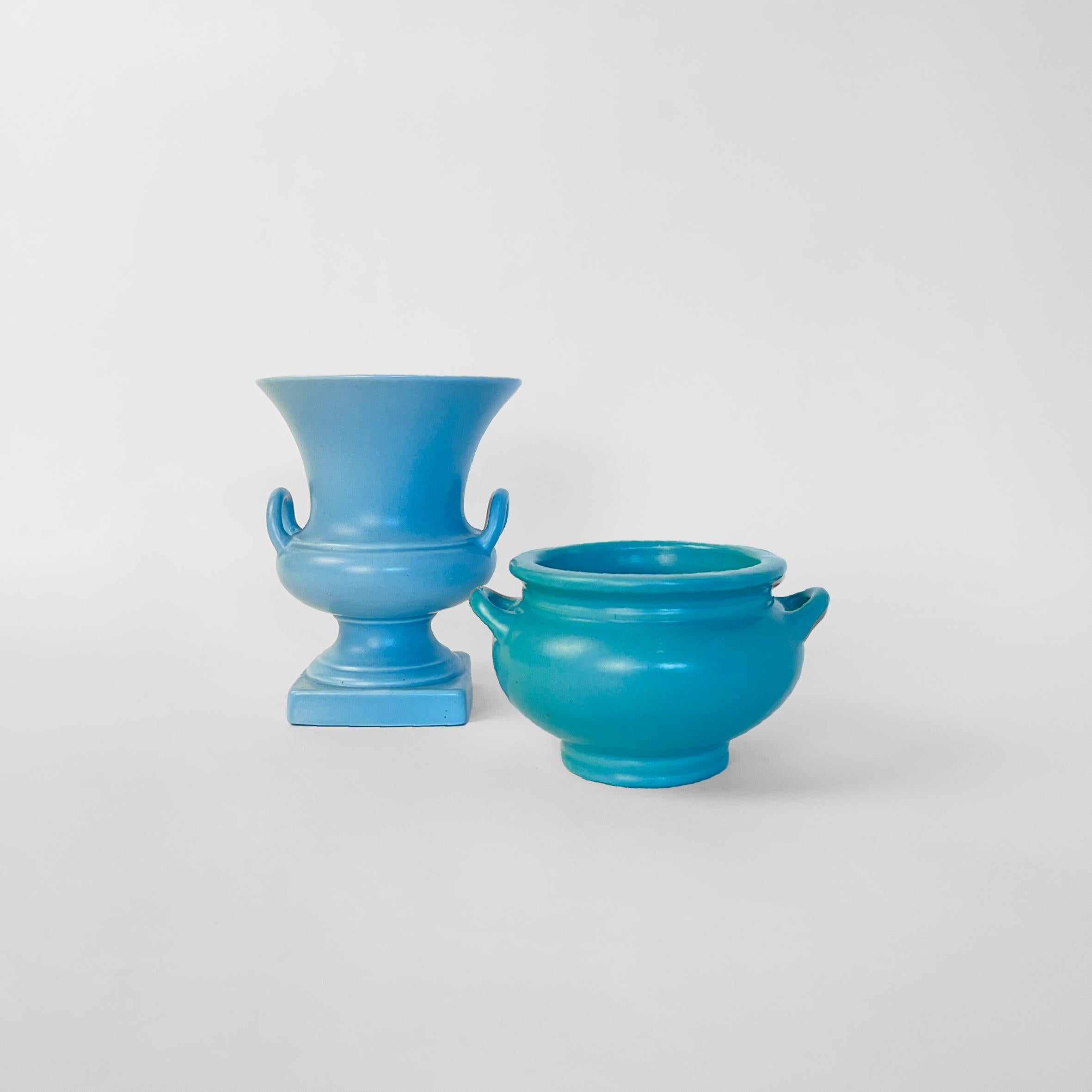 Set of two American Ceramic urn and low bowl in different shades of Adam's blue.
Urn stamped Red Wing USA 87 i.
Both made in United States, circa 1950.
DIMENSIONS
URN
Height 7 IN / 17.78 CM
Diam 5.75 IN / 14.60 CM
LOW BOWL
Height 3.5 IN / 8.89