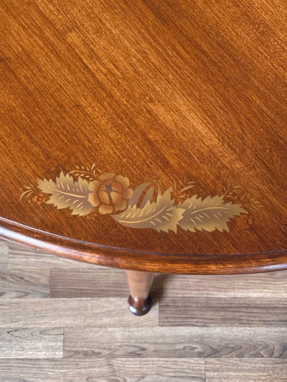 Set of American Colonial Style Dining Set w/ Stenciled Windsor Chairs For Sale 1