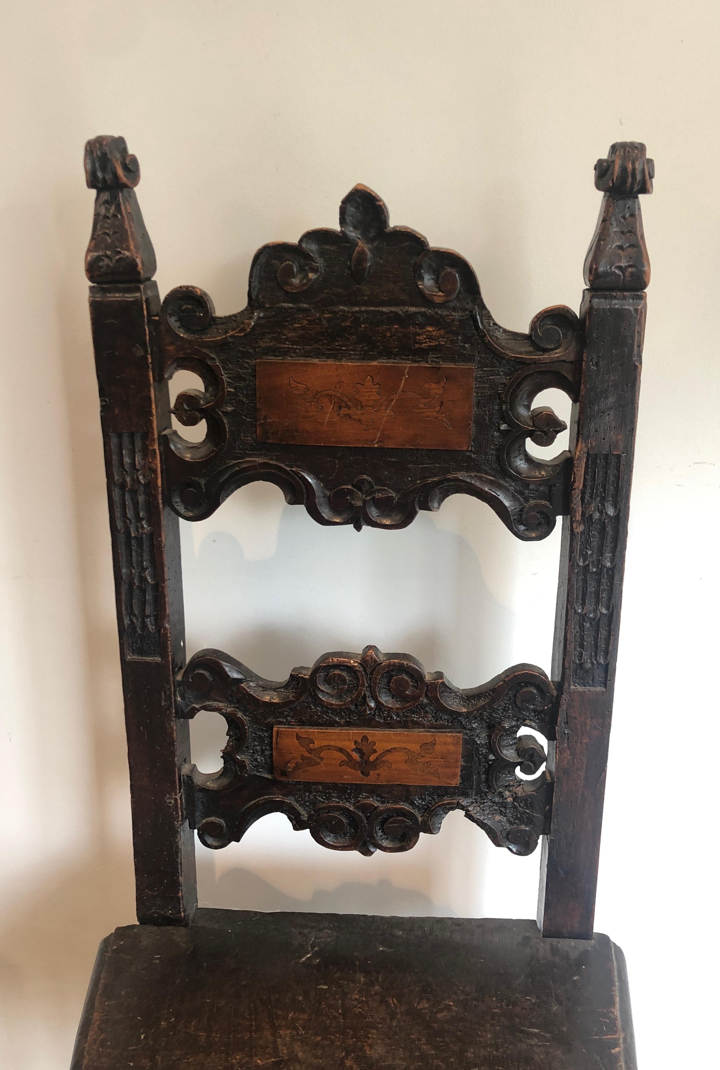 Ensemble d'un fauteuil et d'une paire de chaises en noyer de la Renaissance italienne en vente 5