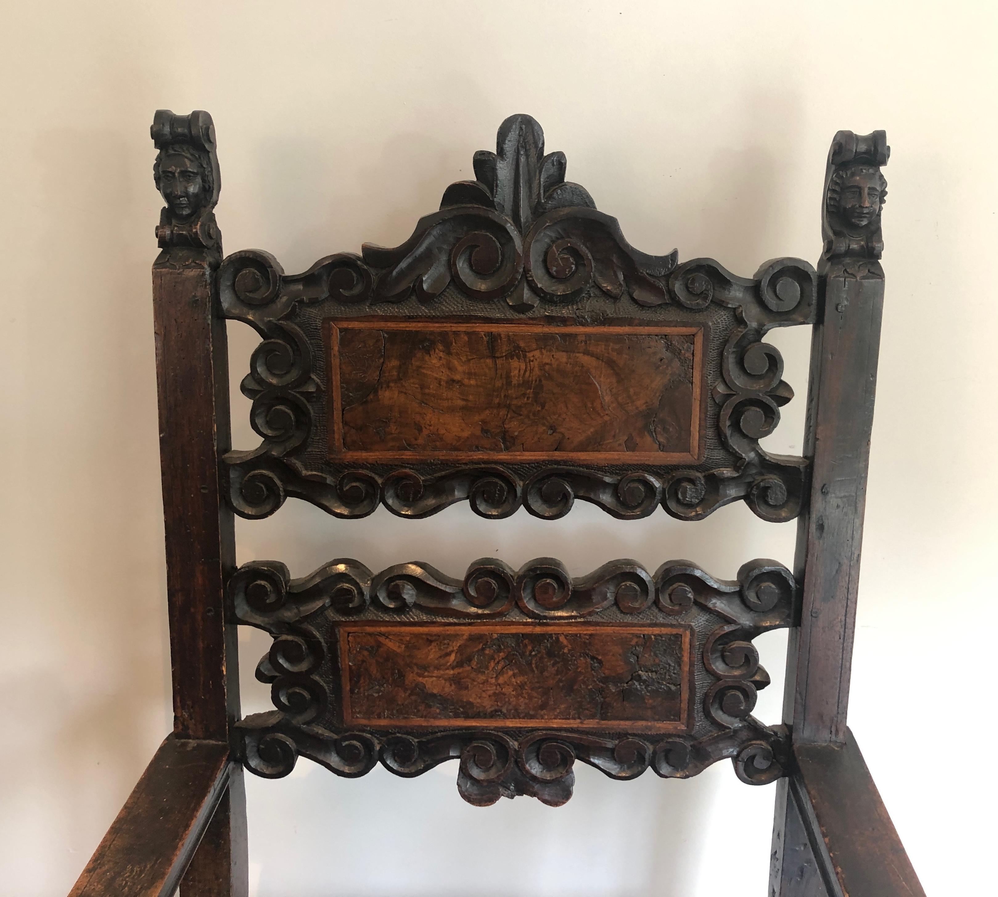 Ensemble d'un fauteuil et d'une paire de chaises en noyer de la Renaissance italienne en vente 7