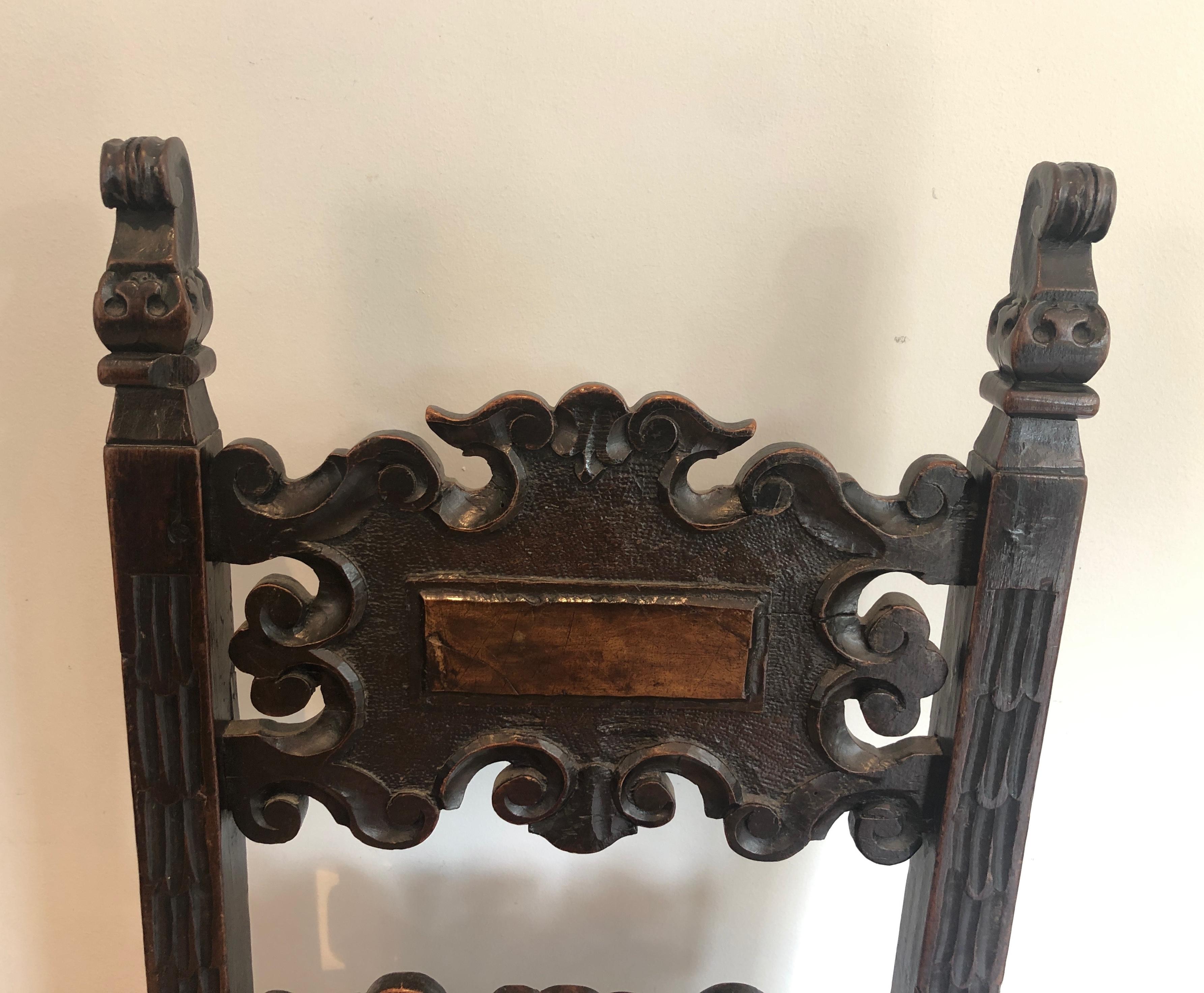 Ensemble d'un fauteuil et d'une paire de chaises en noyer de la Renaissance italienne en vente 10