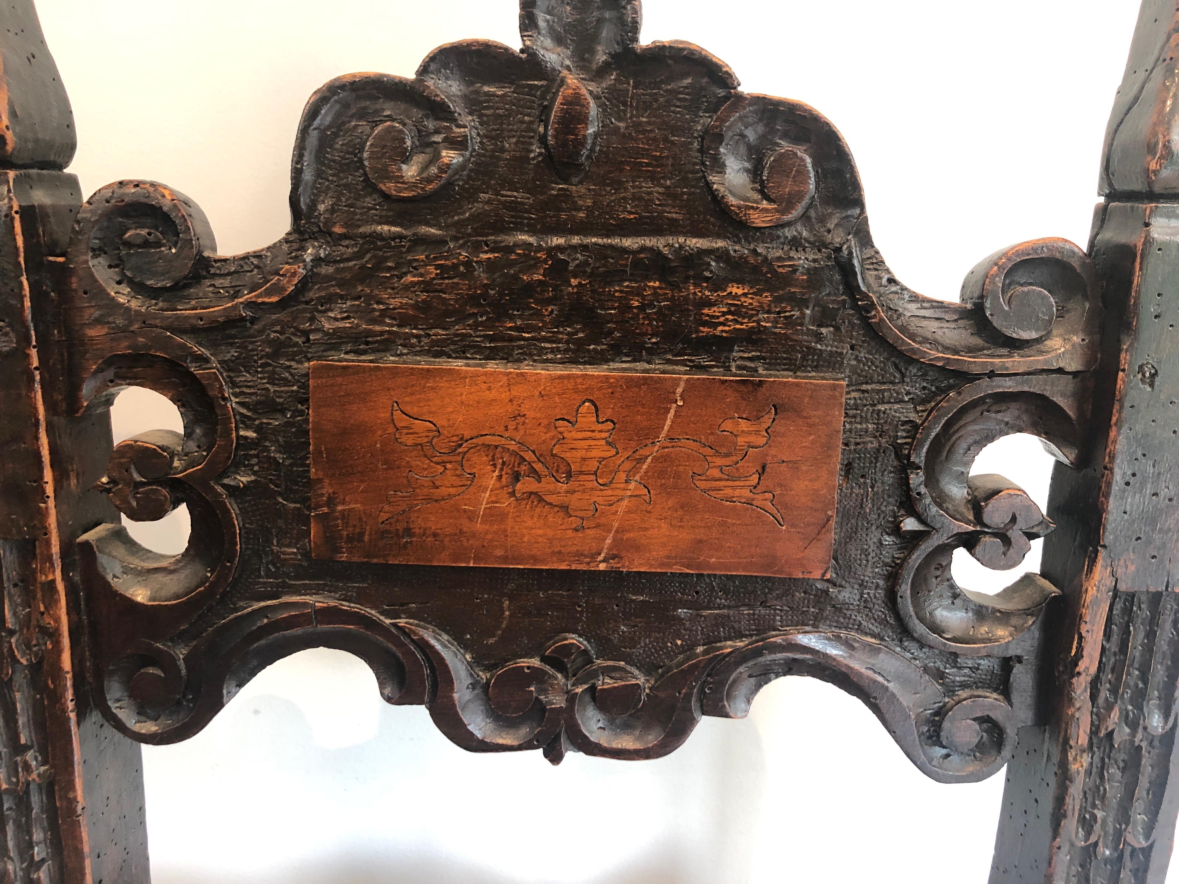 Ensemble d'un fauteuil et d'une paire de chaises en noyer de la Renaissance italienne en vente 11