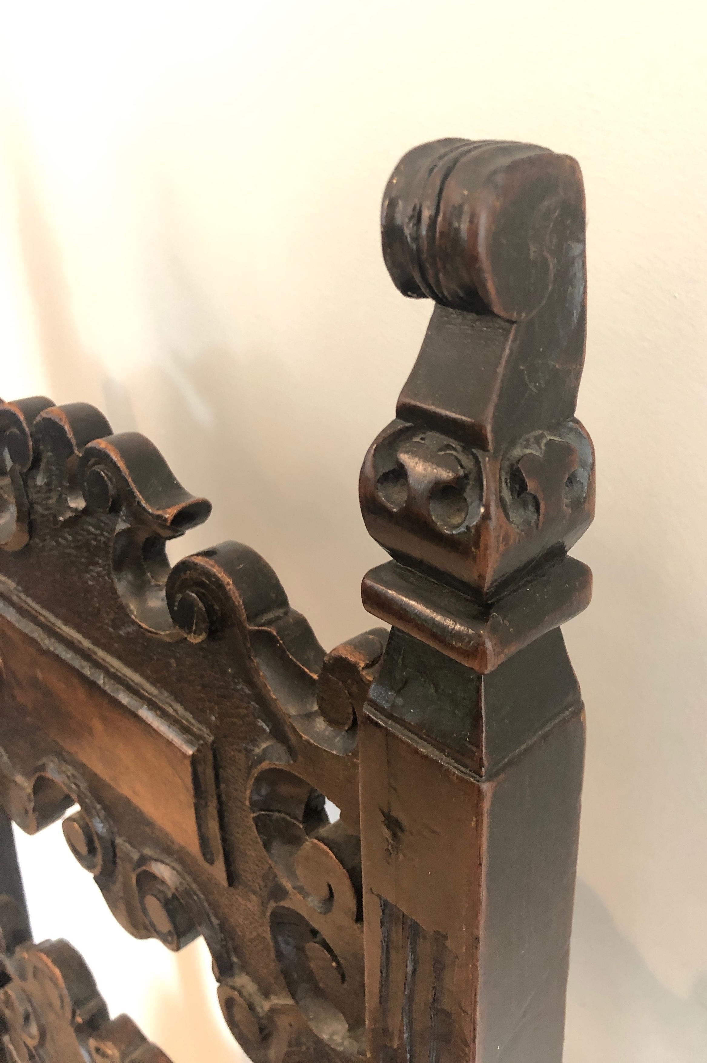 Ensemble d'un fauteuil et d'une paire de chaises en noyer de la Renaissance italienne en vente 12