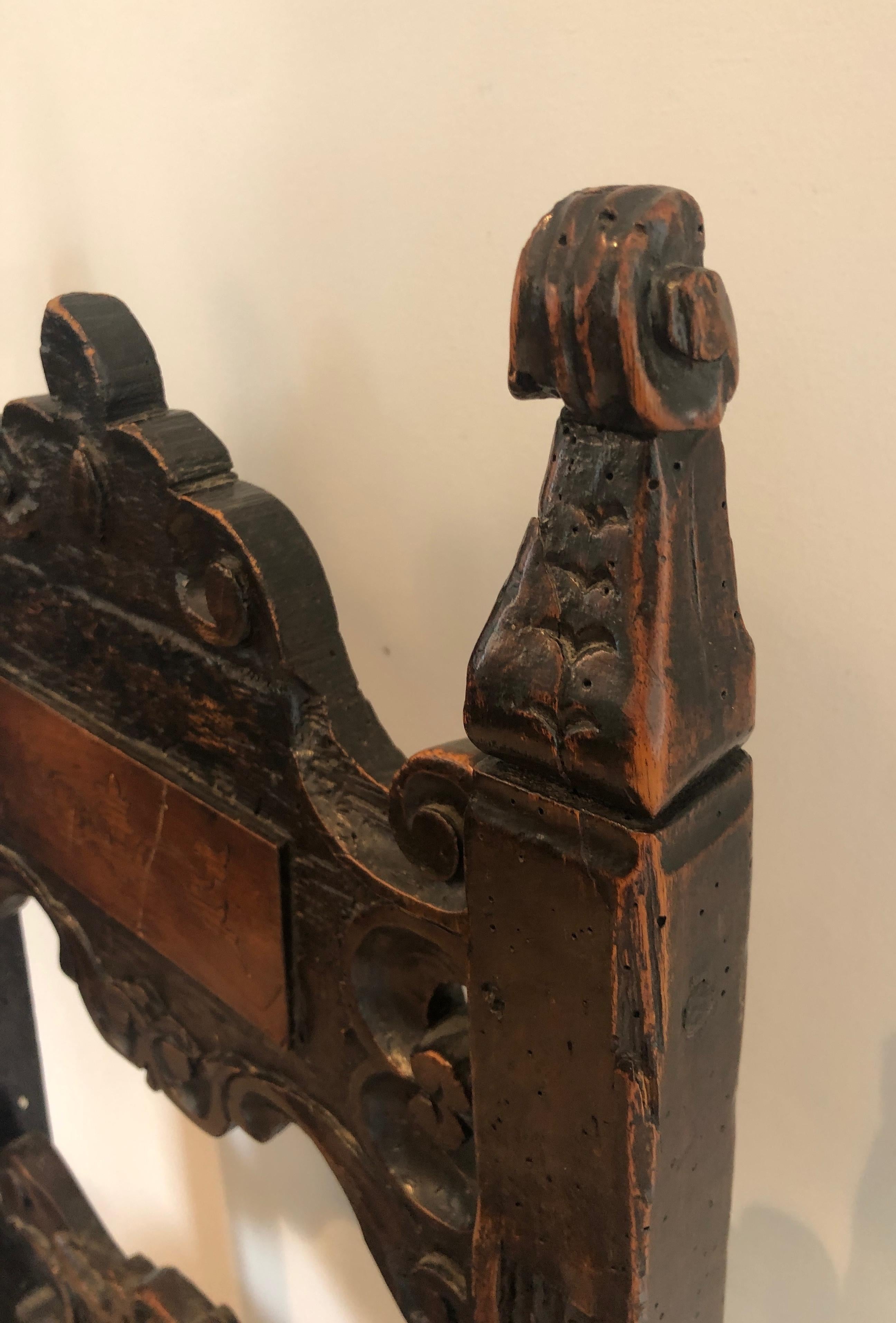 Ensemble d'un fauteuil et d'une paire de chaises en noyer de la Renaissance italienne en vente 13