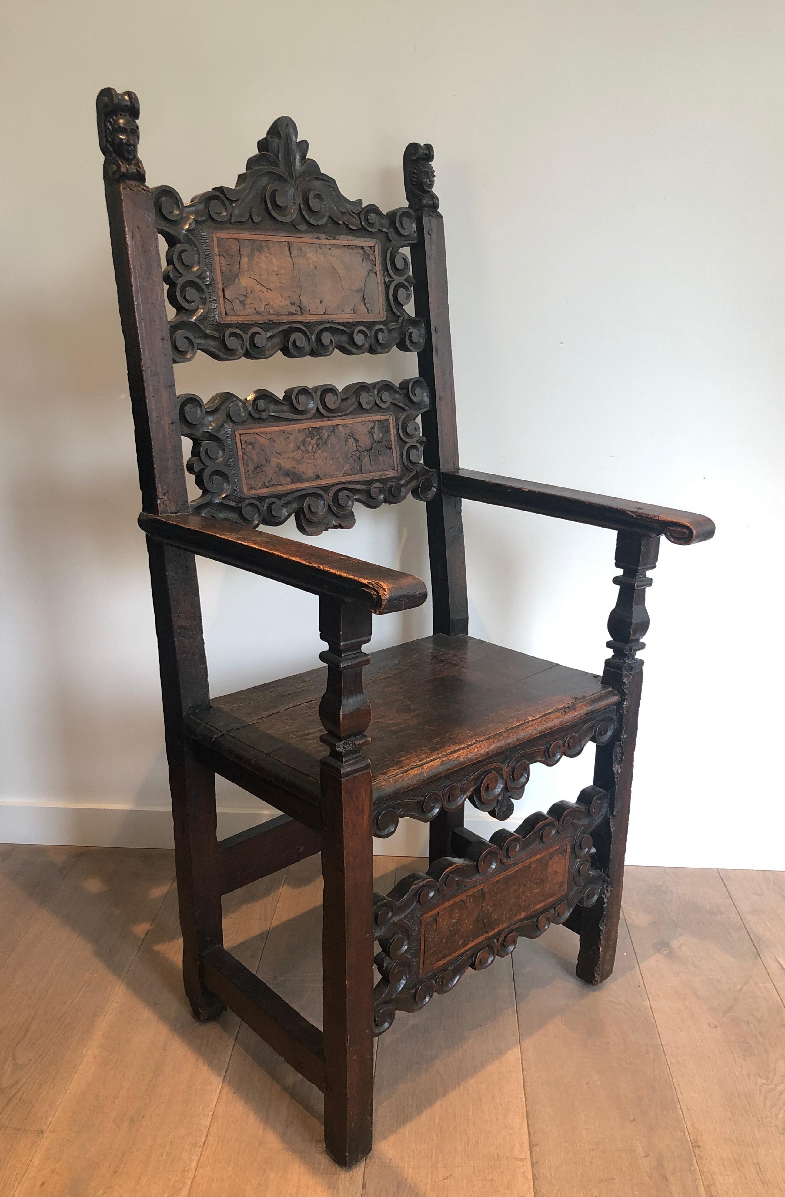 Ce superbe ensemble composé d'un fauteuil et d'une paire de chaises est fabriqué en noyer massif. Il s'agit d'une œuvre de la Renaissance italienne. XVIIe siècle.