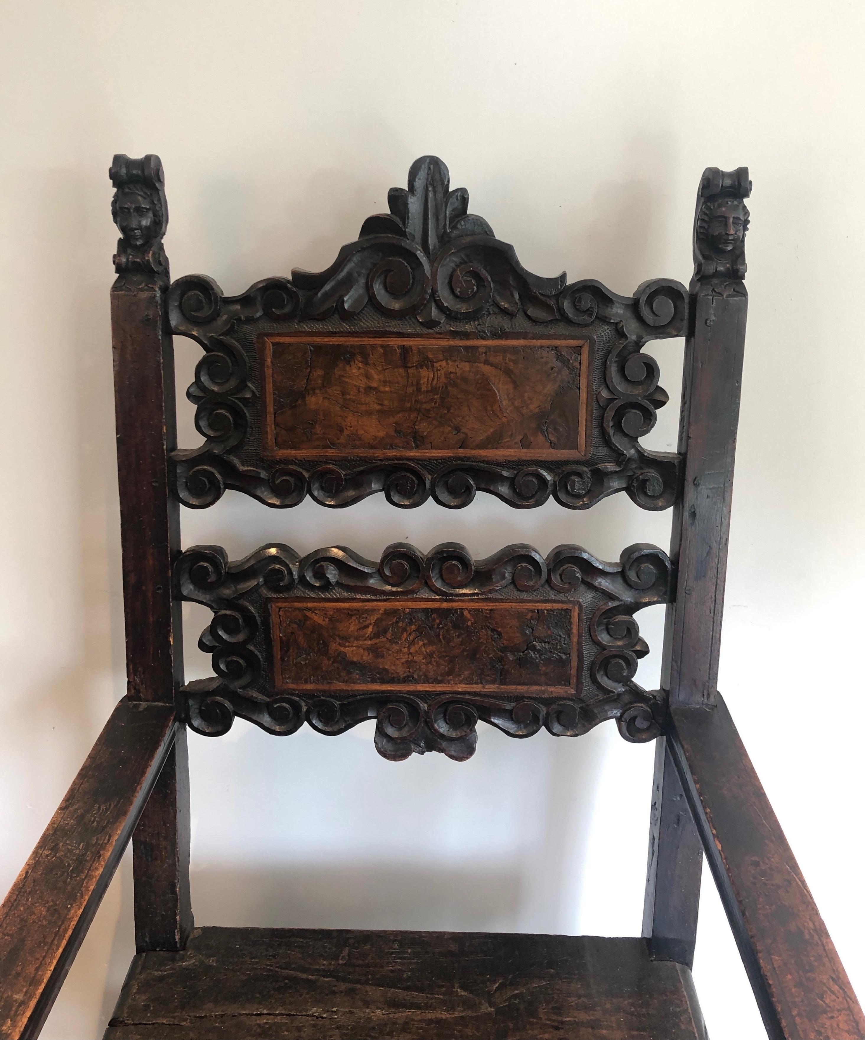 Noyer Ensemble d'un fauteuil et d'une paire de chaises en noyer de la Renaissance italienne en vente