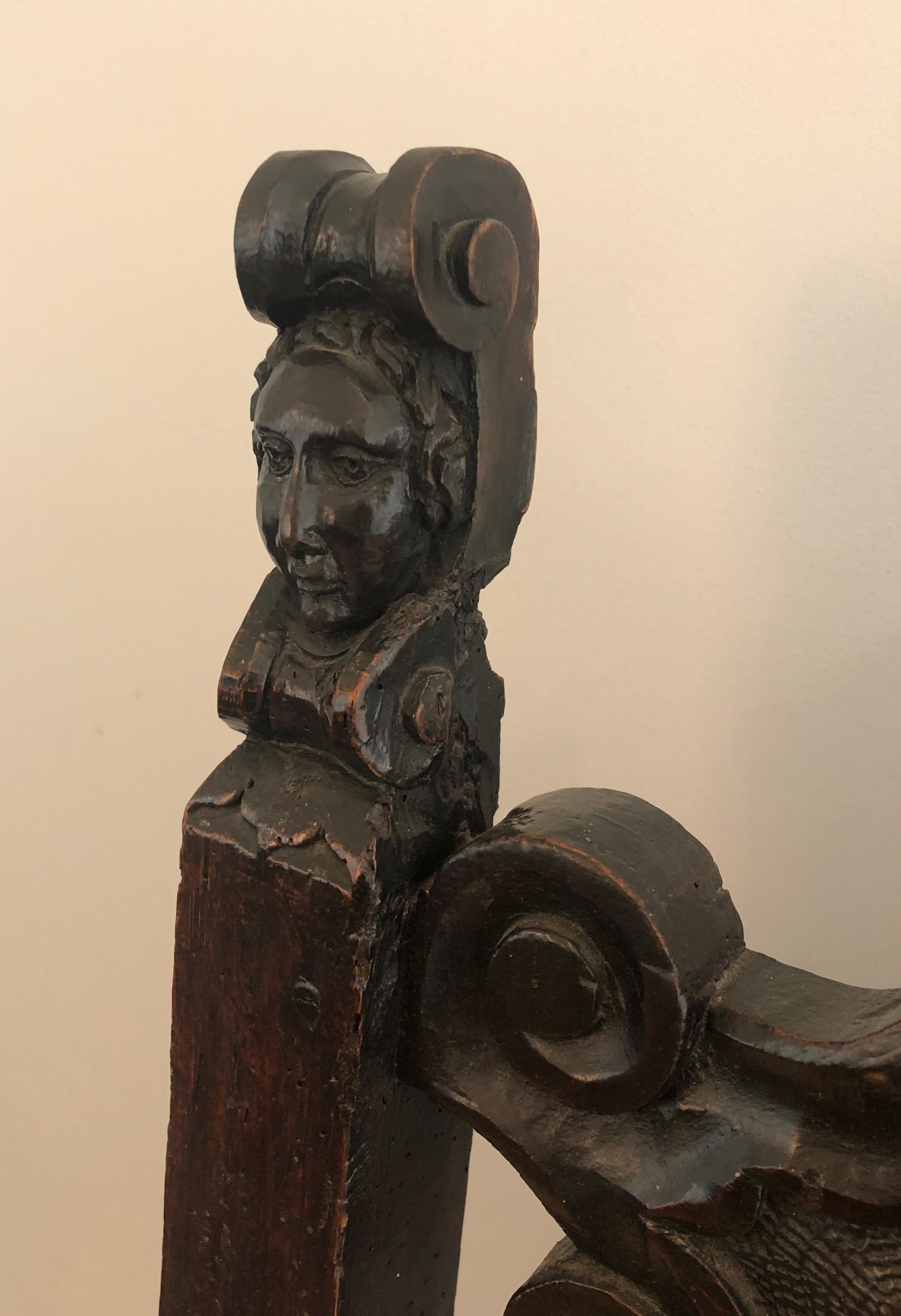 Ensemble d'un fauteuil et d'une paire de chaises en noyer de la Renaissance italienne en vente 1