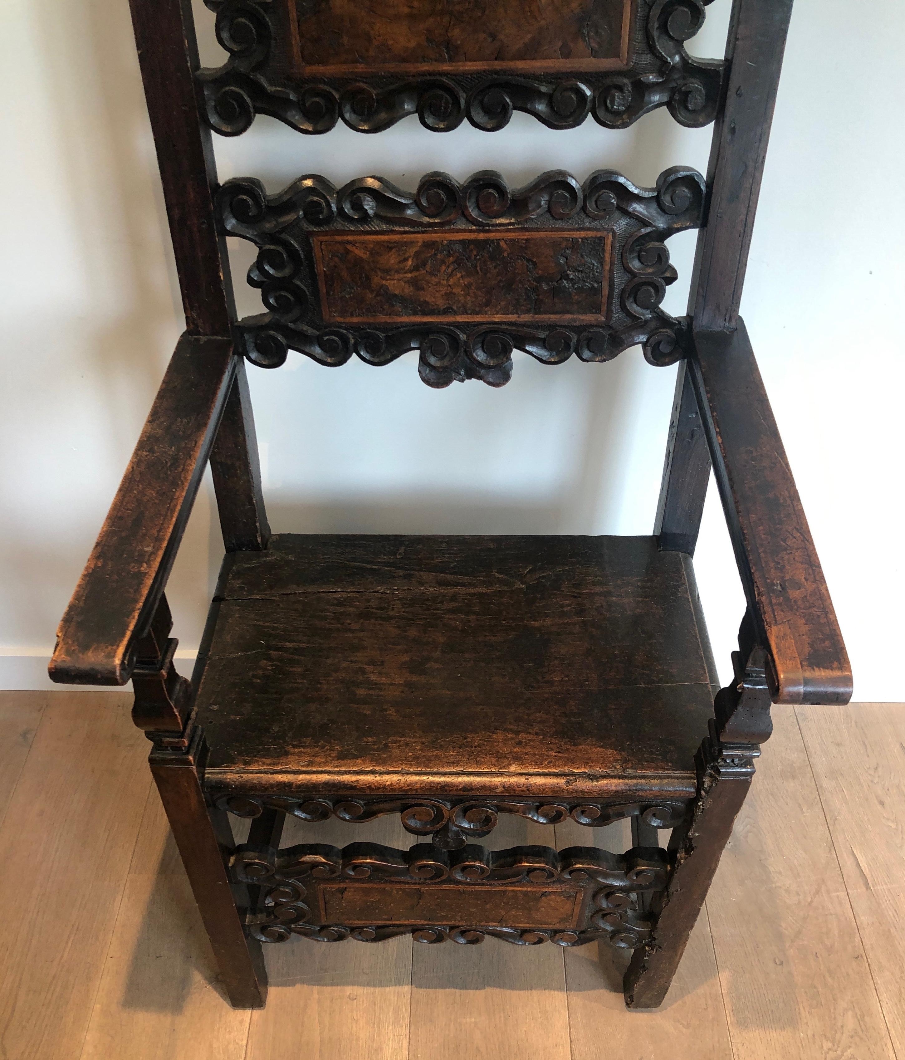 Ensemble d'un fauteuil et d'une paire de chaises en noyer de la Renaissance italienne en vente 2