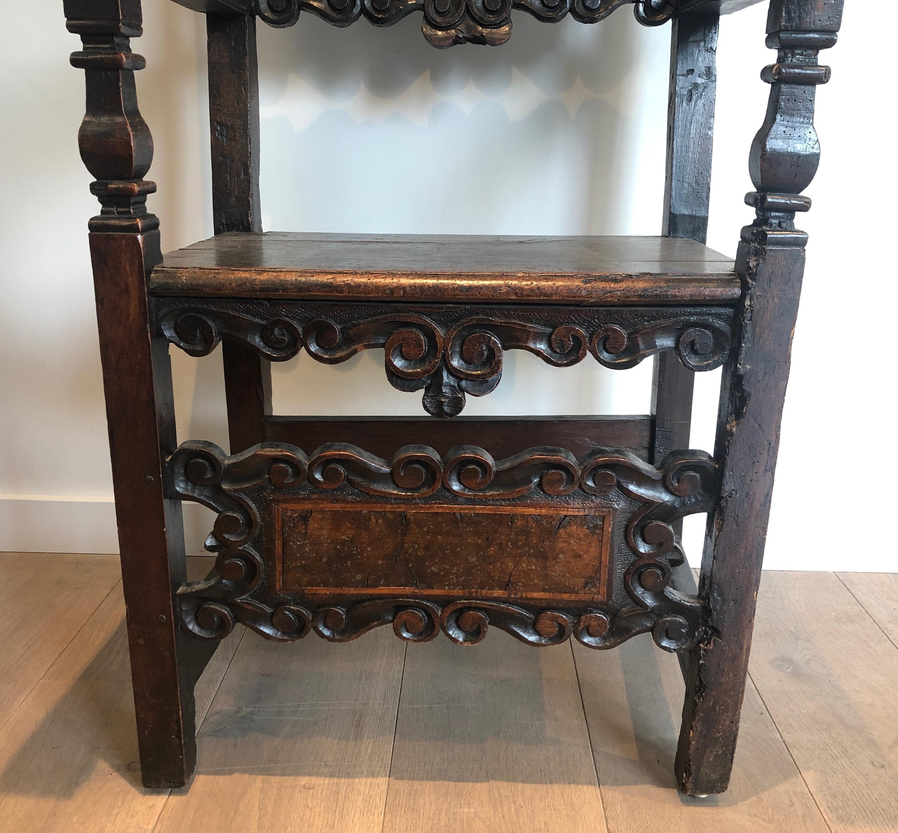 Ensemble d'un fauteuil et d'une paire de chaises en noyer de la Renaissance italienne en vente 3