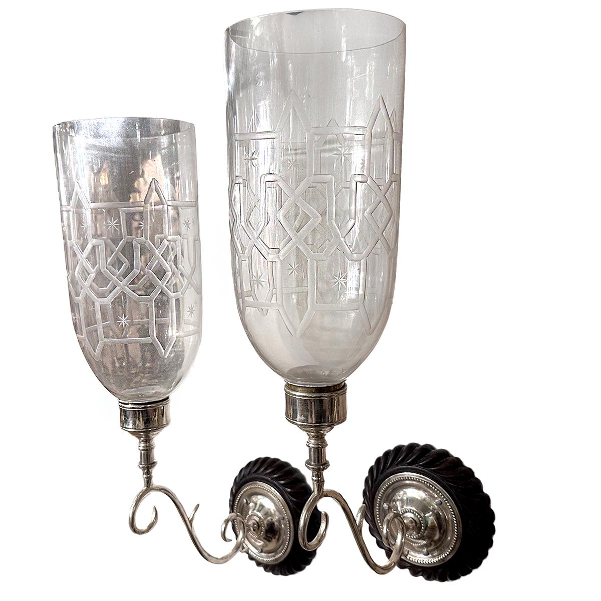 Un set di quattro appliques a una luce, placcate in argento e di origine anglo-indiana, risalenti agli anni '20 circa, con piastre posteriori in legno intagliato e uragani in vetro acidato.
Venduto al paio.

Misure:
Altezza: 24″
Larghezza: