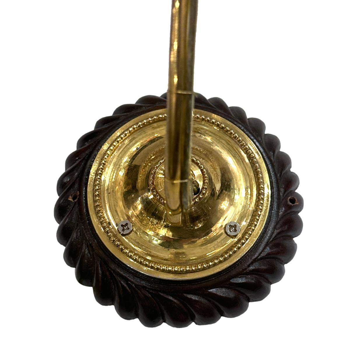 Un set di 4 appliques a una luce, placcate in argento e di origine anglo-indiana, risalenti agli anni '20 circa, con schienali in legno intagliato e uragani in vetro trasparente acidato. Venduto al paio.

Misure:
Altezza: 24″
Larghezza: