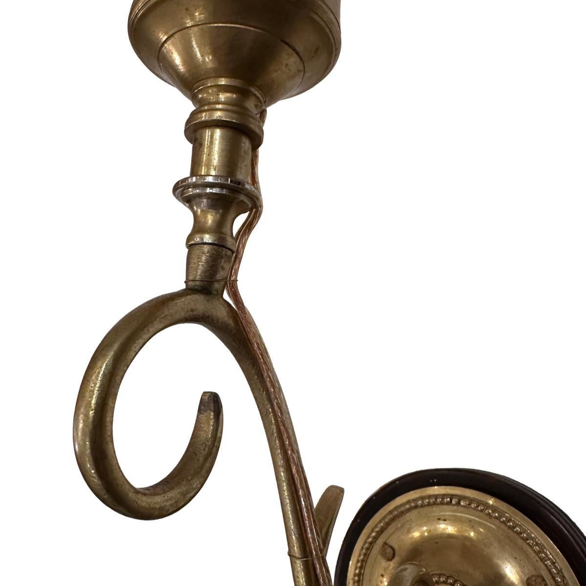 Un set di 4 appliques in ottone anglo-indiano con uragano in vetro rosa ombreggiante e piastra posteriore in legno. Venduto al paio.

Misure:
Altezza: 25