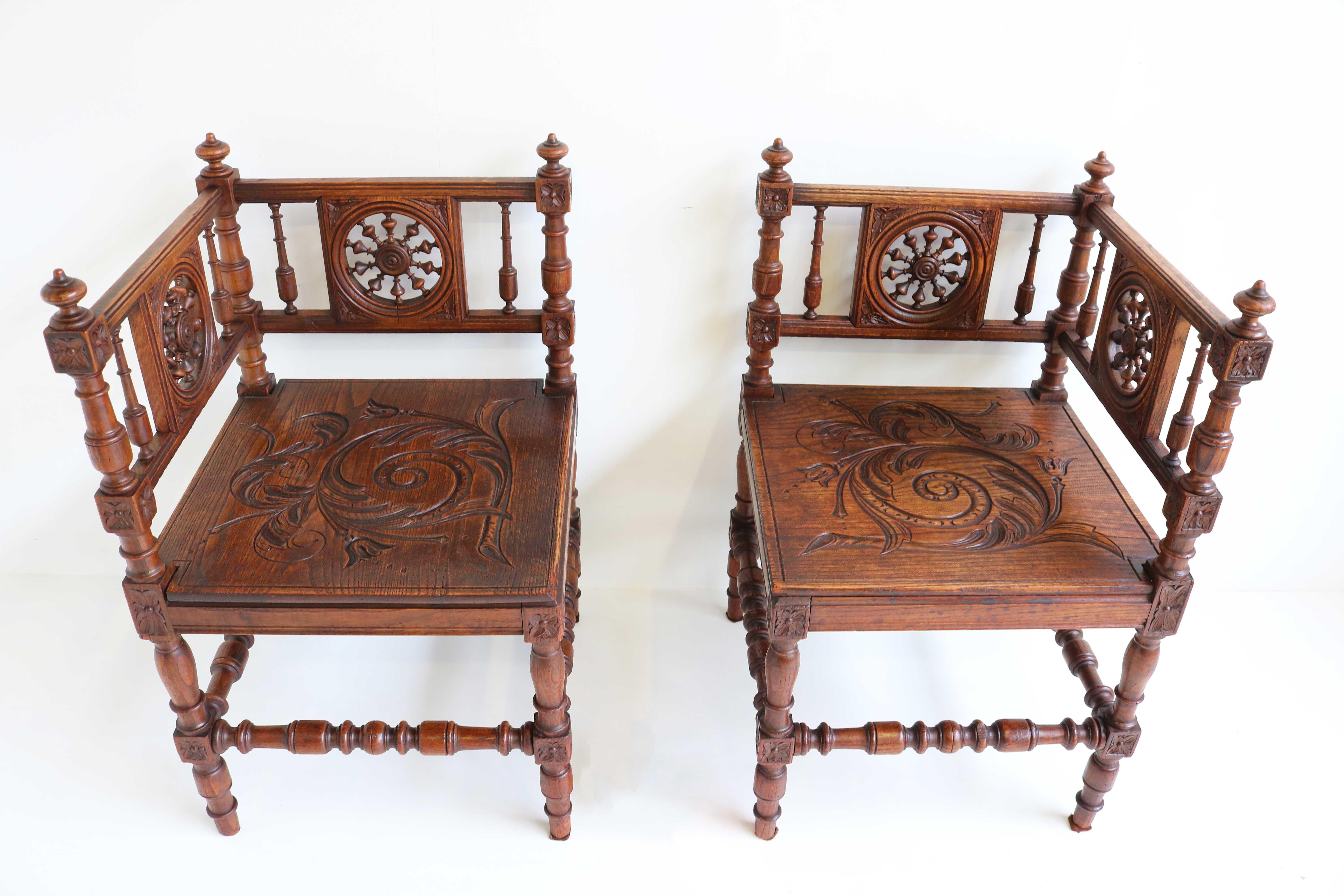 XIXe siècle Ensemble d'anciens fauteuils d'angle français en chêne de style Renaissance breton-britannique du 19ème siècle en vente