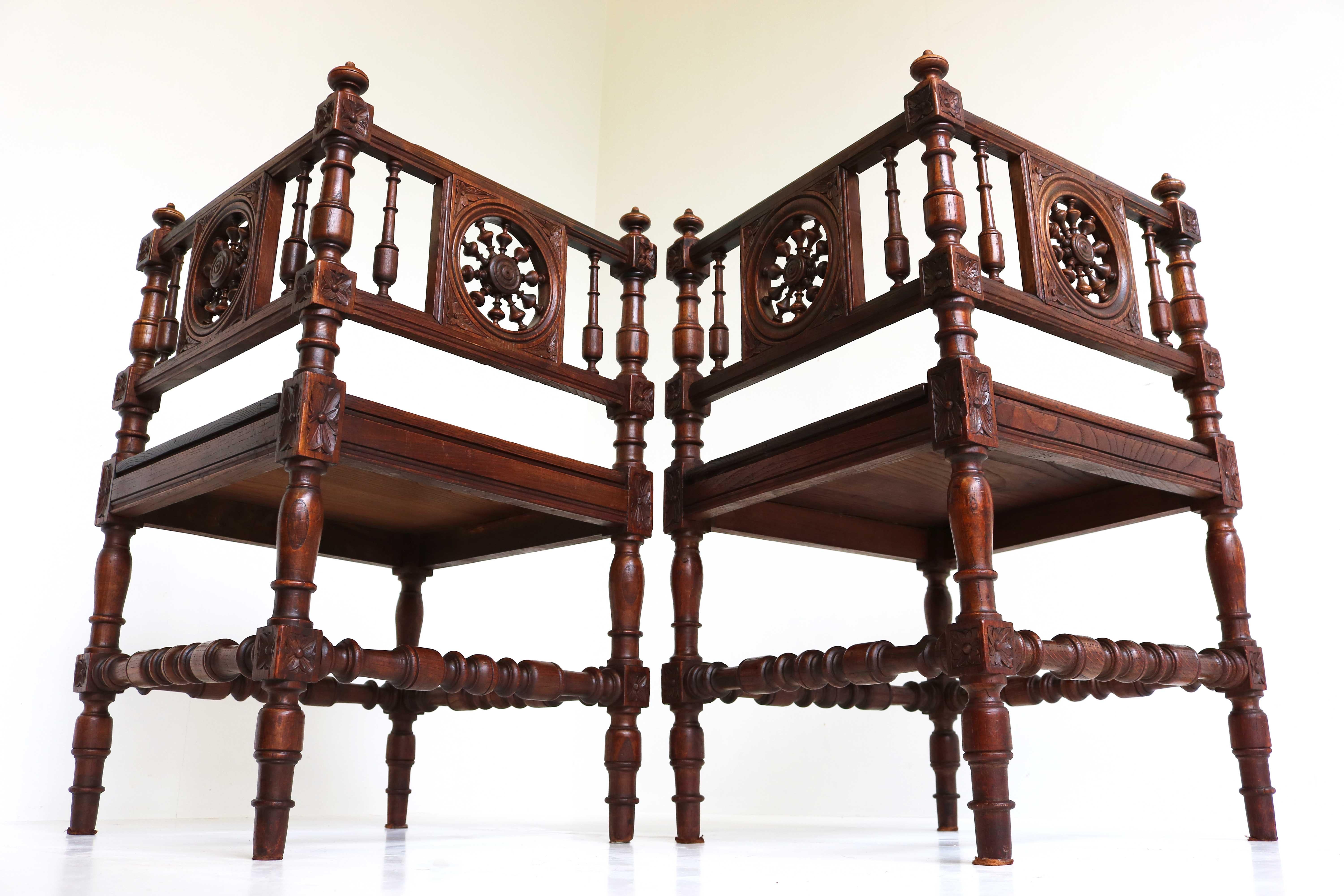 Ensemble d'anciens fauteuils d'angle français en chêne de style Renaissance breton-britannique du 19ème siècle en vente 2