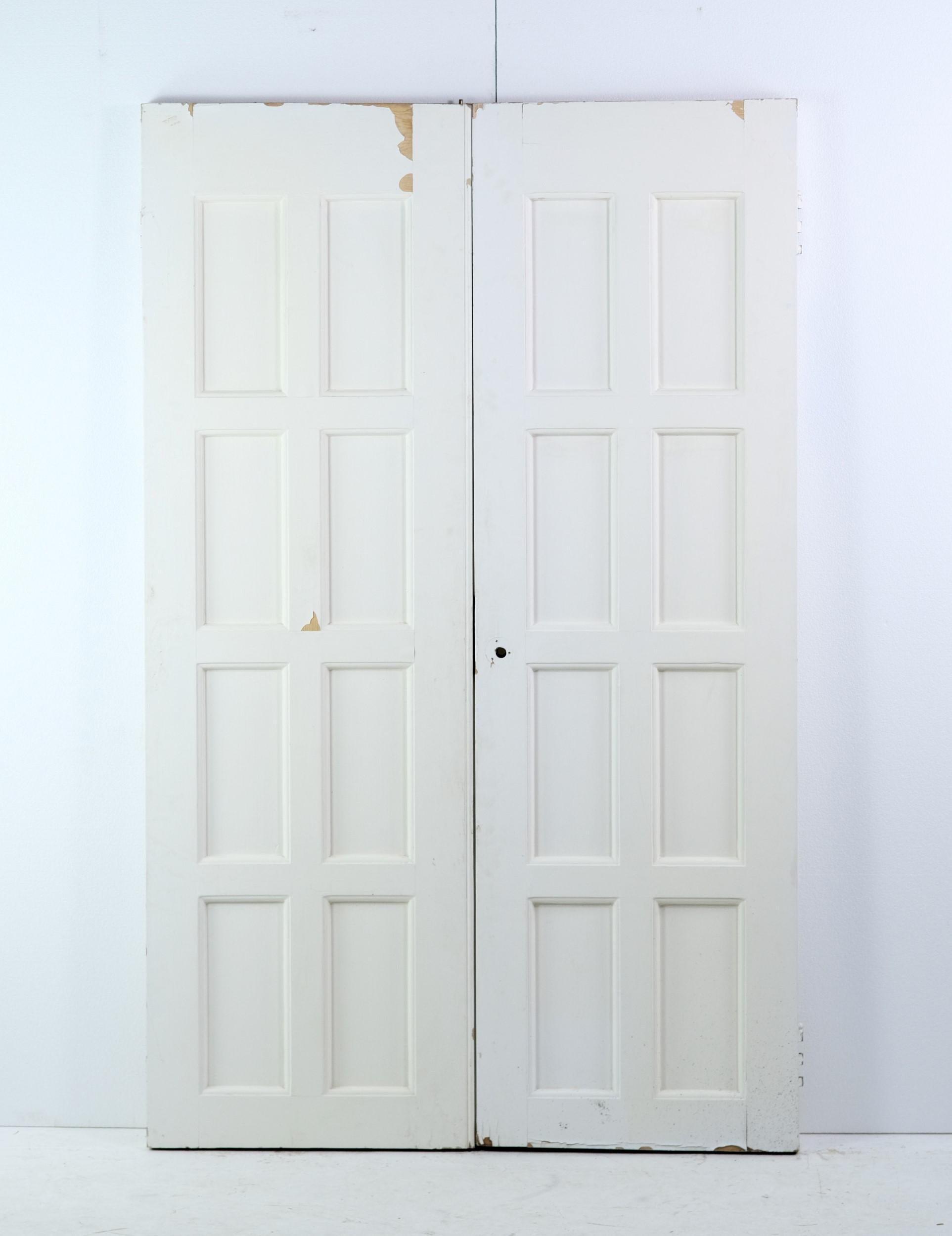 Ensemble de 8 portes en bois anciennes avec panneaux verticaux et panneaux blancs peints 1