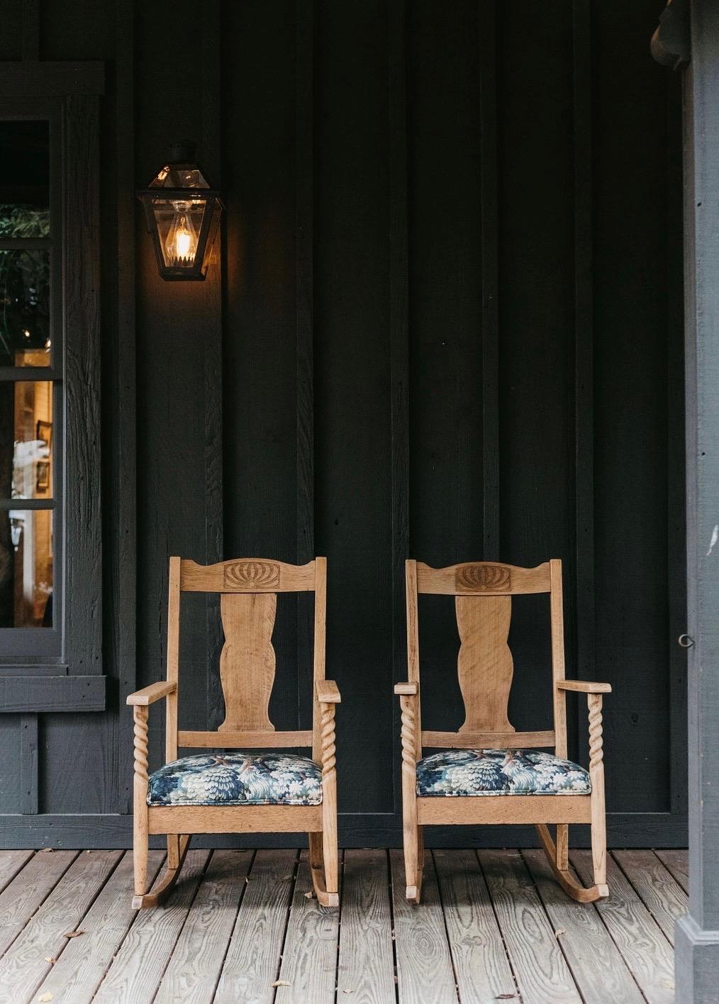 Ensemble de rockers anciens retapissés à l'ancienne avec coussins en laine Bon état - En vente à Franklin, TN