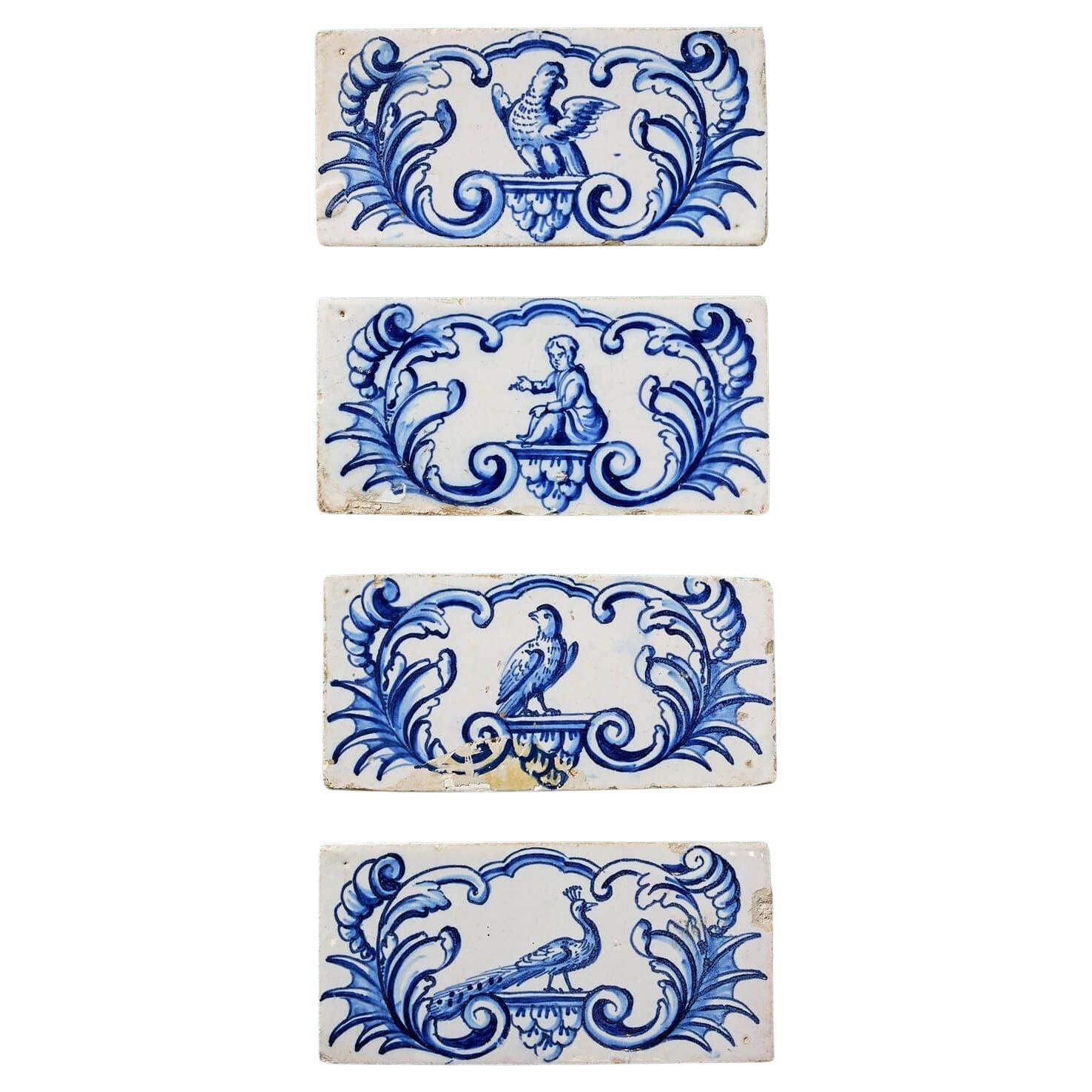 Set di piastrelle antiche blu e bianche con bordo in stile Delft