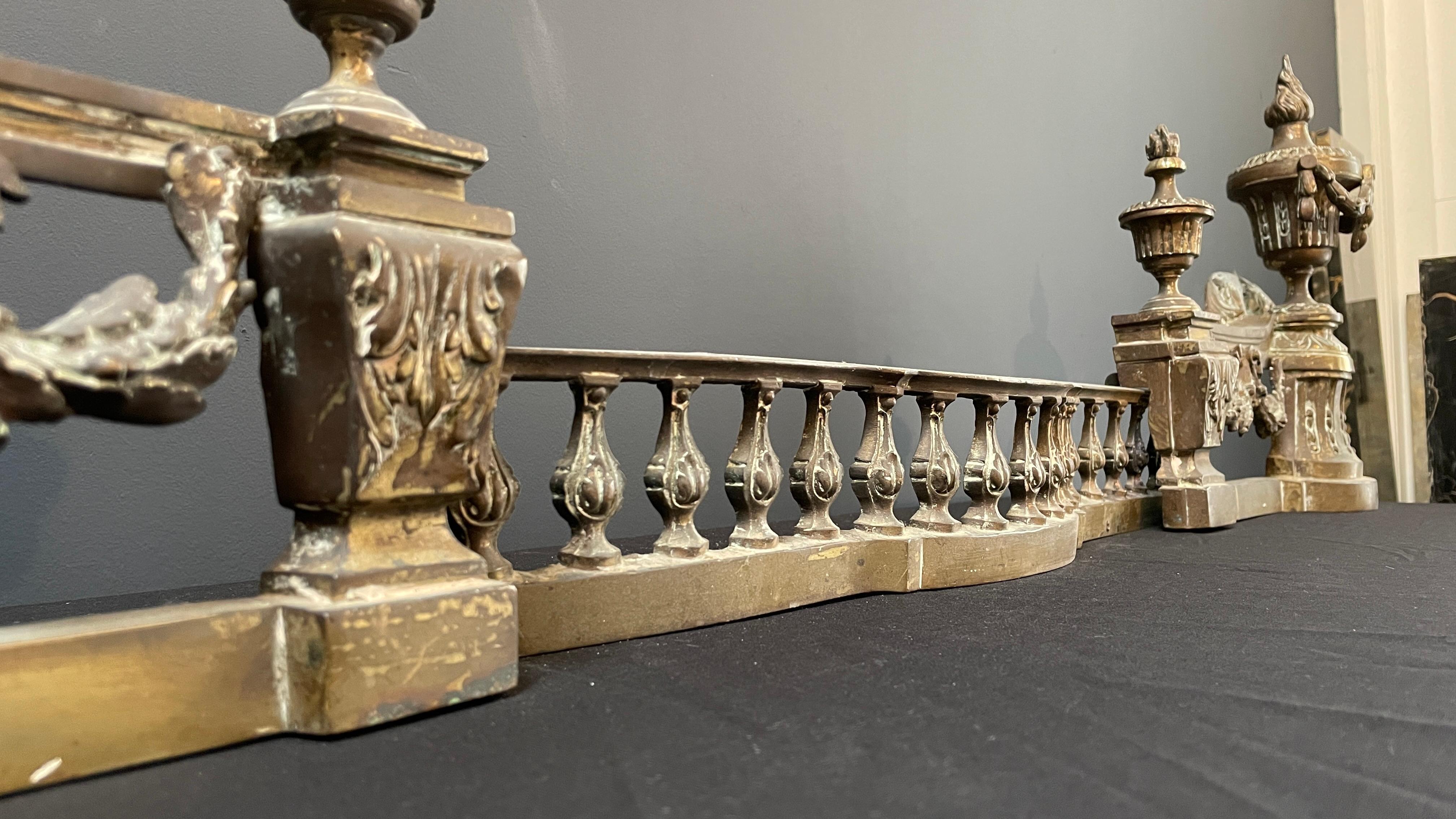XIX secolo Set di androni francesi in ottone antico o di cani da tiro in vendita