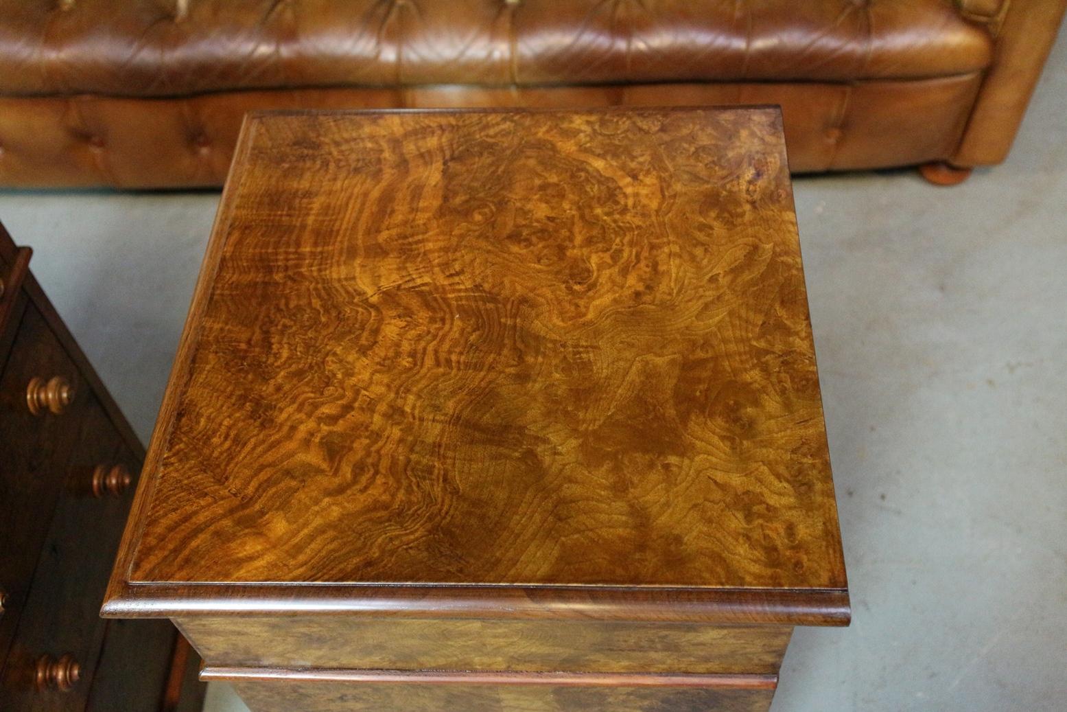 Set of Antique Burr Walnut Bedside Tables In Good Condition In Eindhoven, NL
