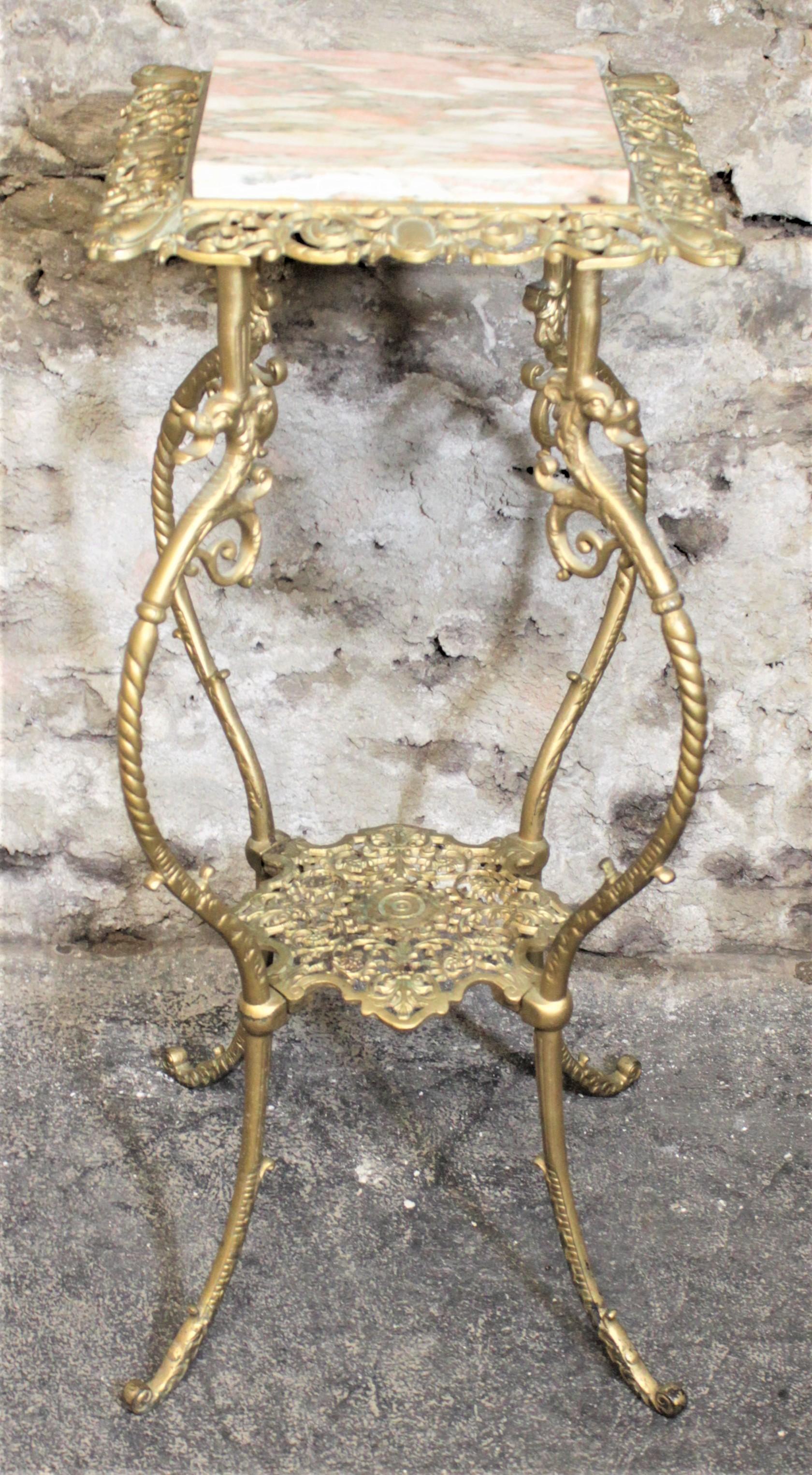 Paire de supports à plantes ou piédestaux anciens en métal coulé avec des accents de dragon figuratif en vente 4