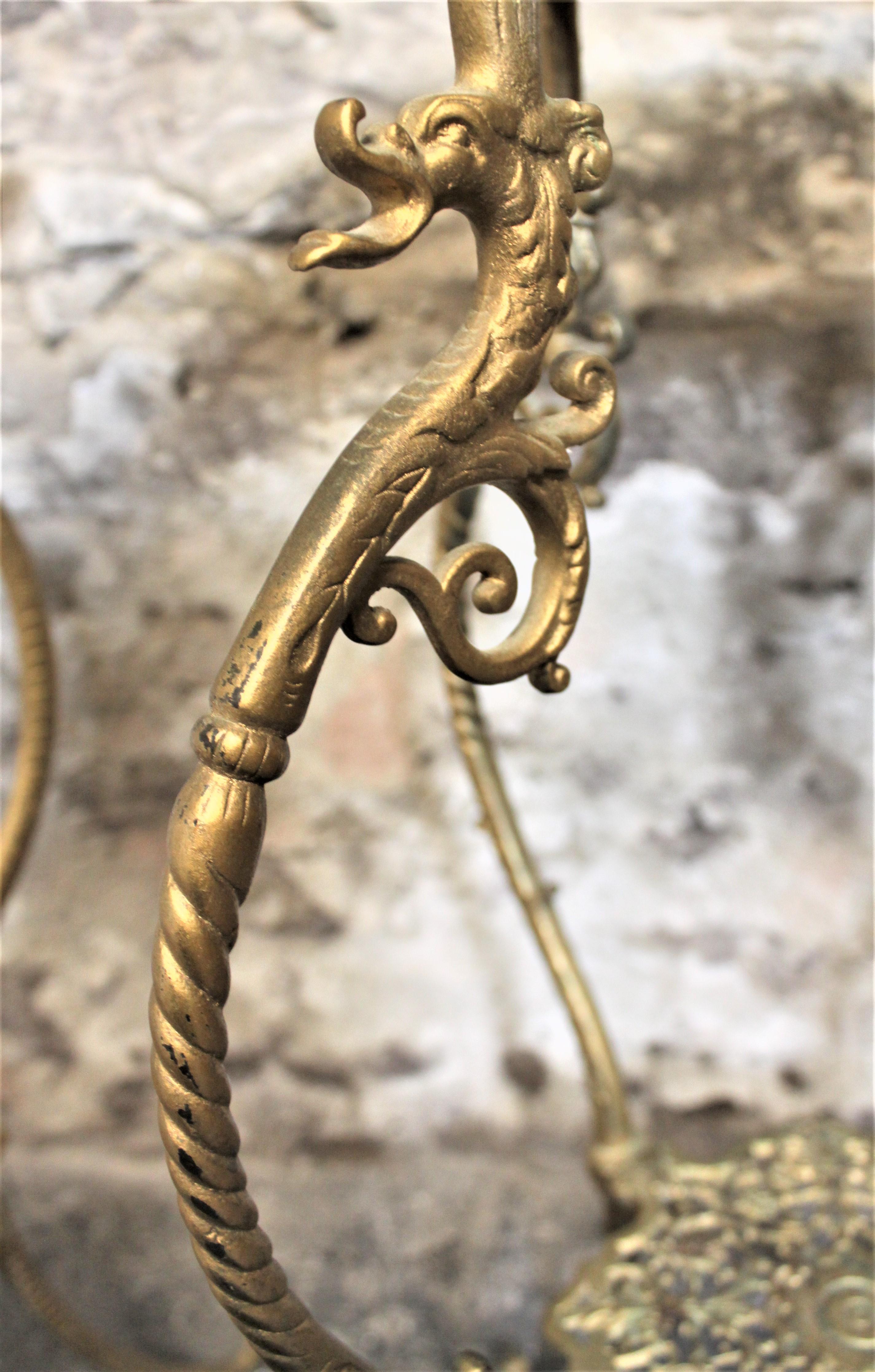 Paire de supports à plantes ou piédestaux anciens en métal coulé avec des accents de dragon figuratif en vente 5