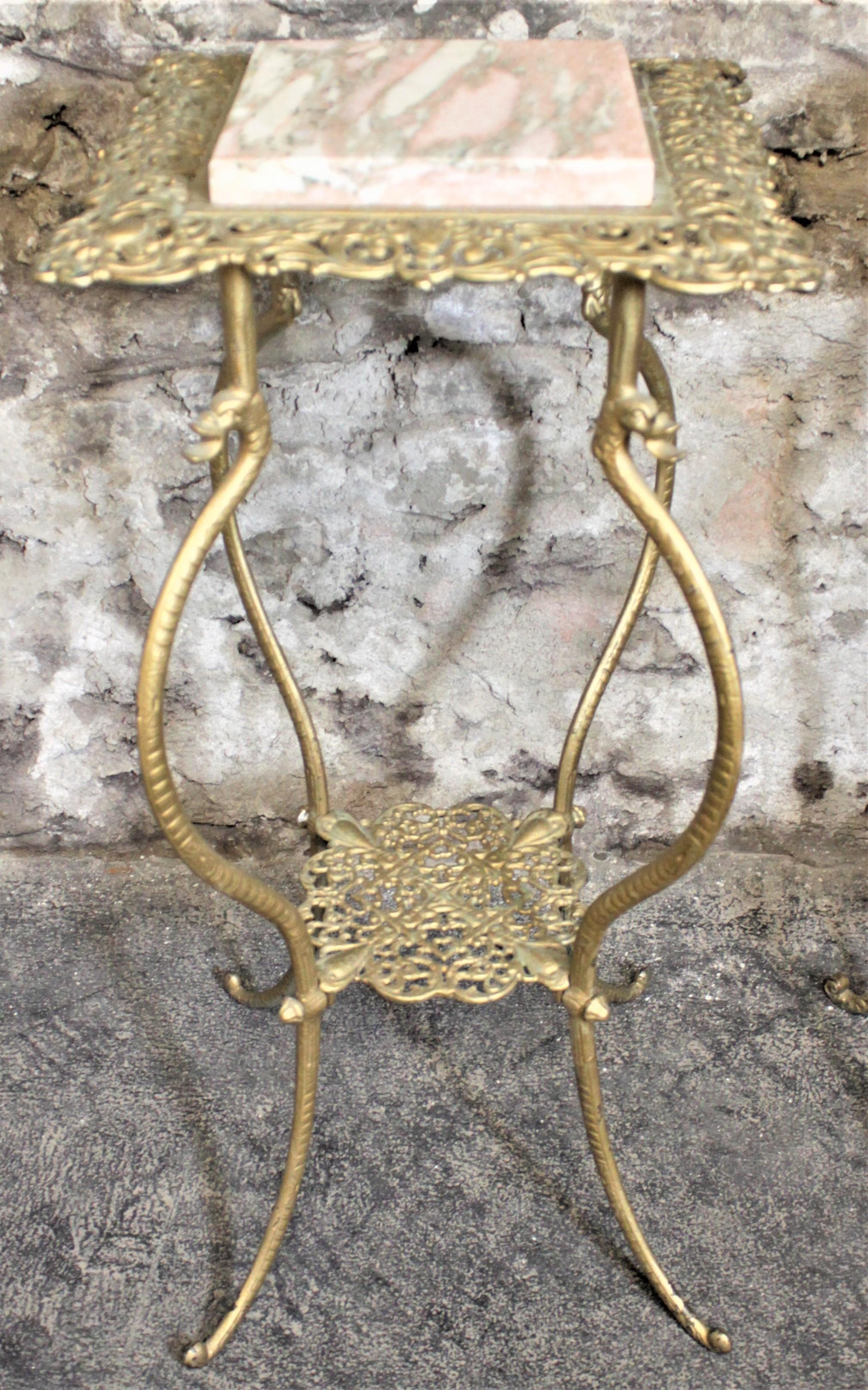 Métal Paire de supports à plantes ou piédestaux anciens en métal coulé avec des accents de dragon figuratif en vente