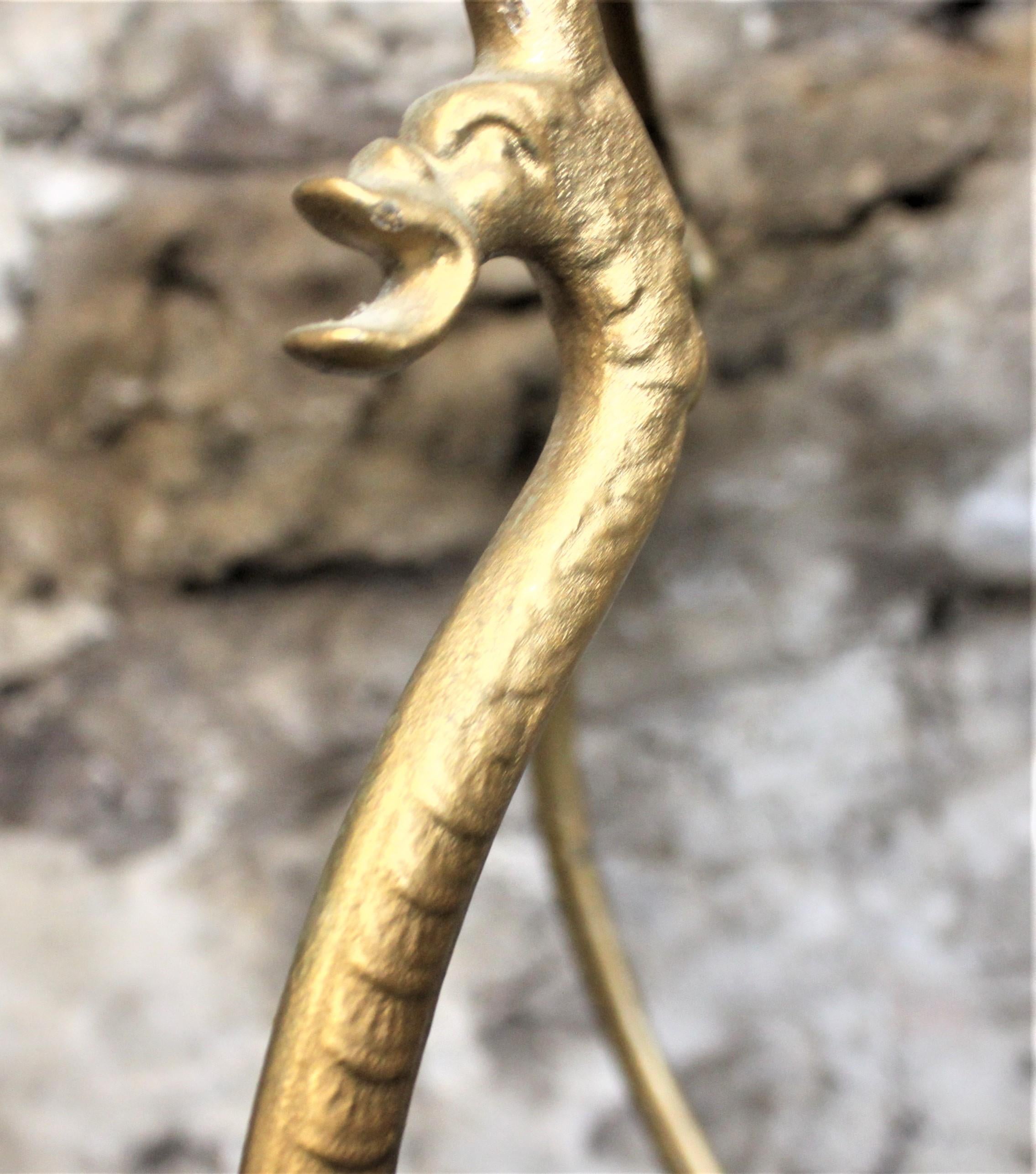 Paire de supports à plantes ou piédestaux anciens en métal coulé avec des accents de dragon figuratif en vente 1